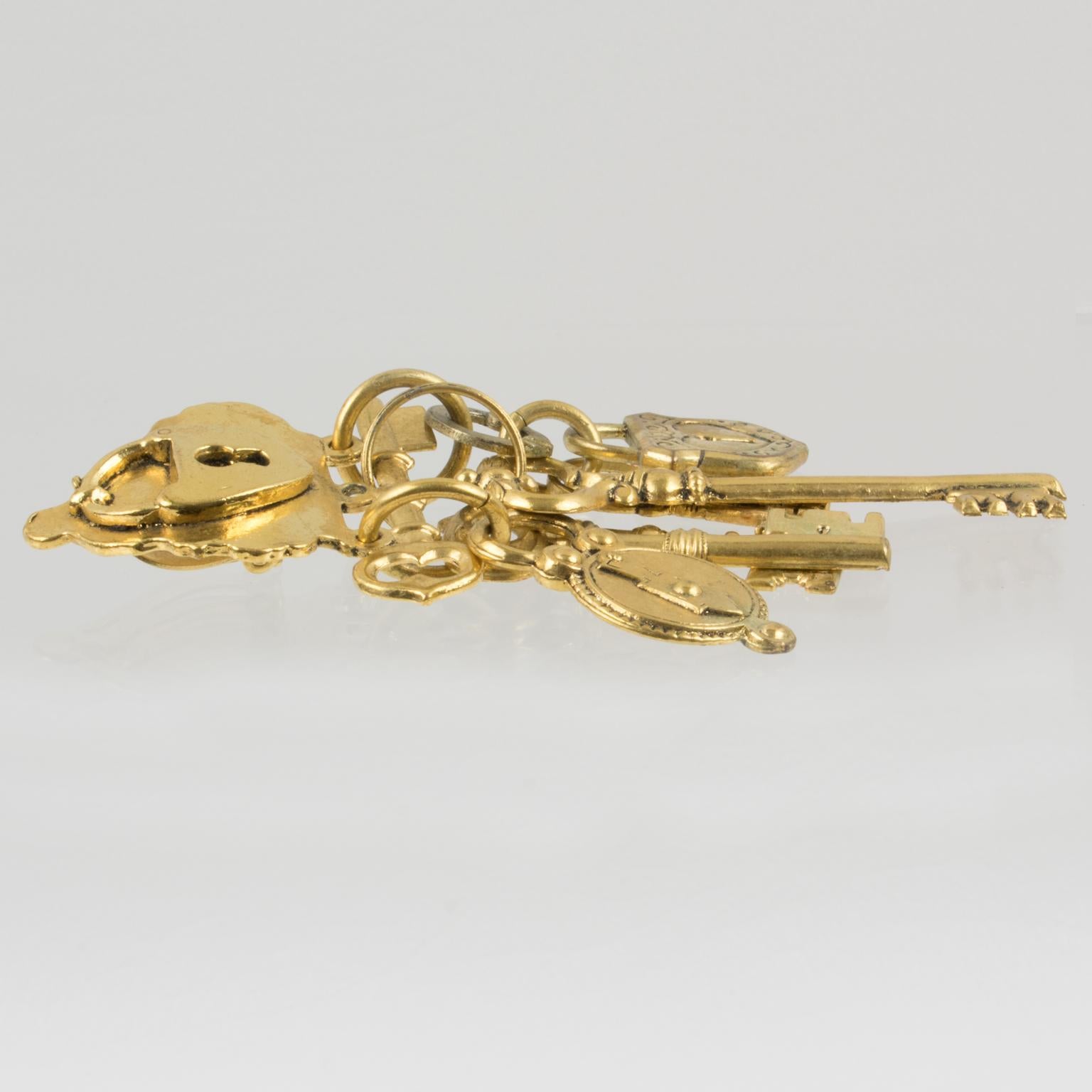 Zoe Coste Boucles d'oreilles pendantes en métal doré surdimensionné Clés et serrures 1