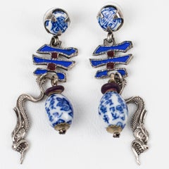 Zoe Coste Boucles d'oreilles percées pendantes en métal argenté et émail