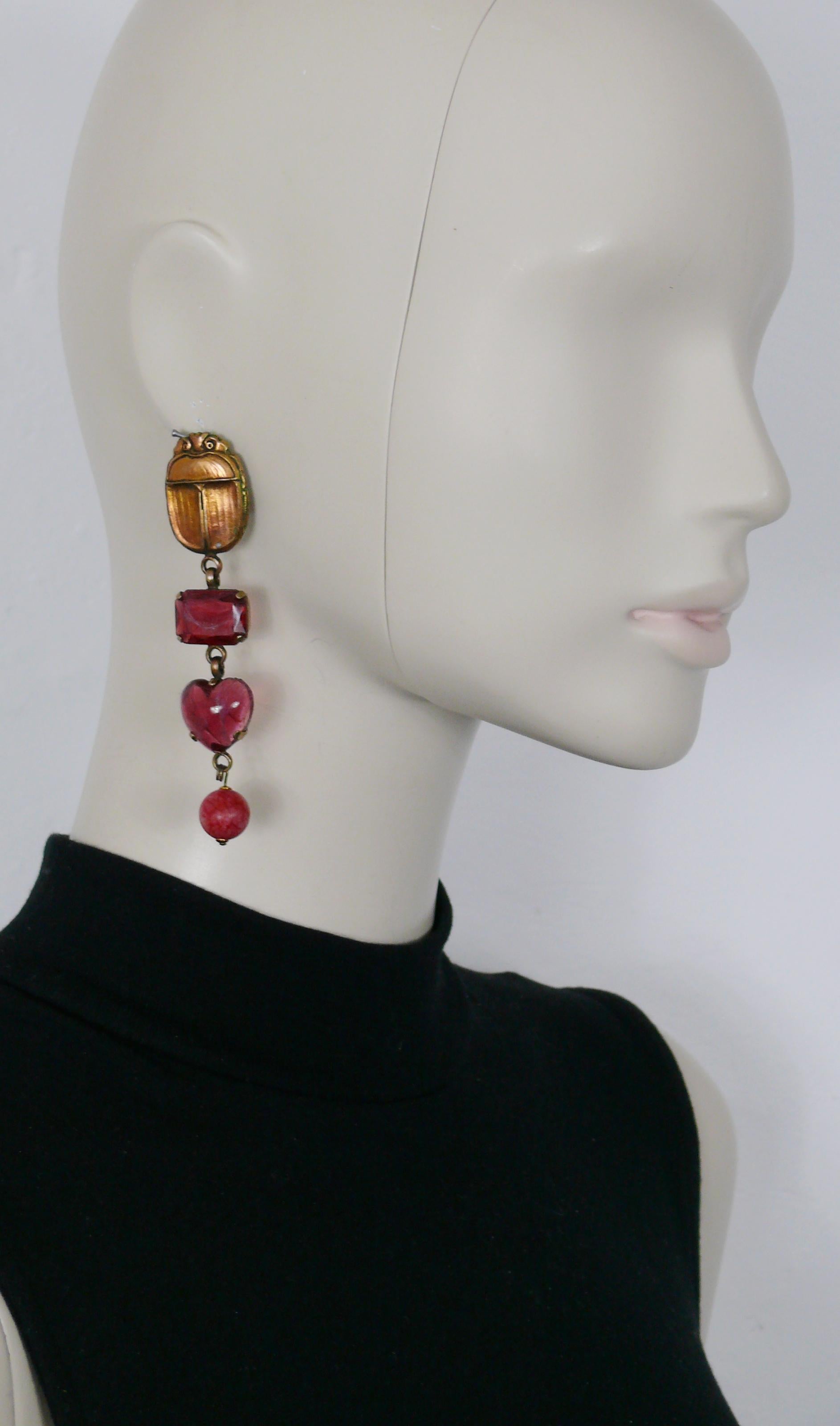 ZOE COSTE vintage antiqued bronze toned dangling earrings (clip-on) featuring a scarab top, marbled red resin cabochons and a pink marbled drop ball.

Embossed ZOE COSTE Made in France.

Indicative measurements : height approx. 9 cm (3.54 inches) /
