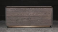 Cassettiera Zoë, di AMBROZIA, Pebble Oak, Quarzite, Suede e Champagne opaco