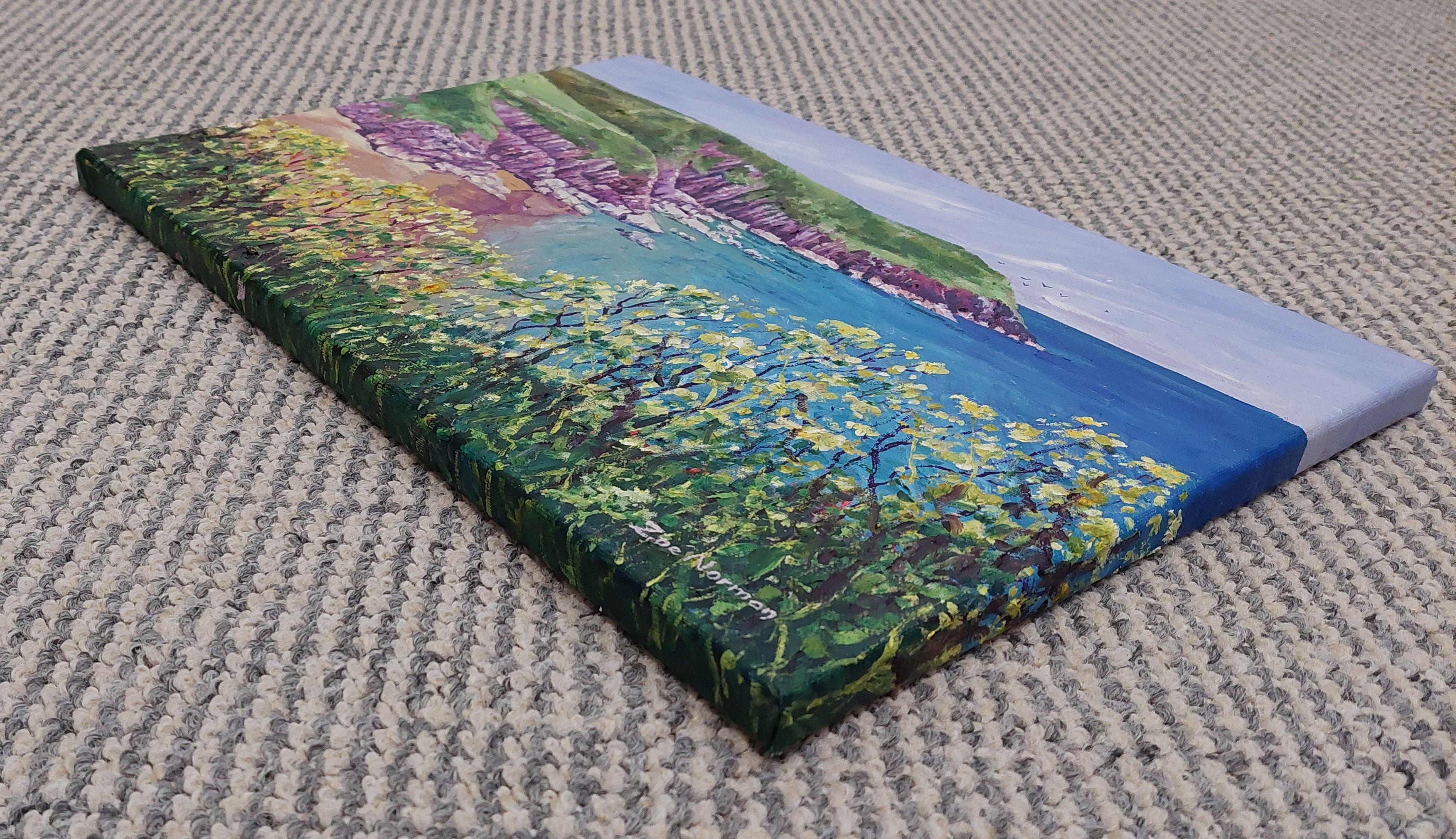 Impresionismo contemporáneo     En este óleo de la costa de Cornualles, he intentado captar la belleza salvaje y desenfrenada del litoral de Cornualles. Las vibrantes flores silvestres amarillas del primer plano danzan con vida contra el apacible