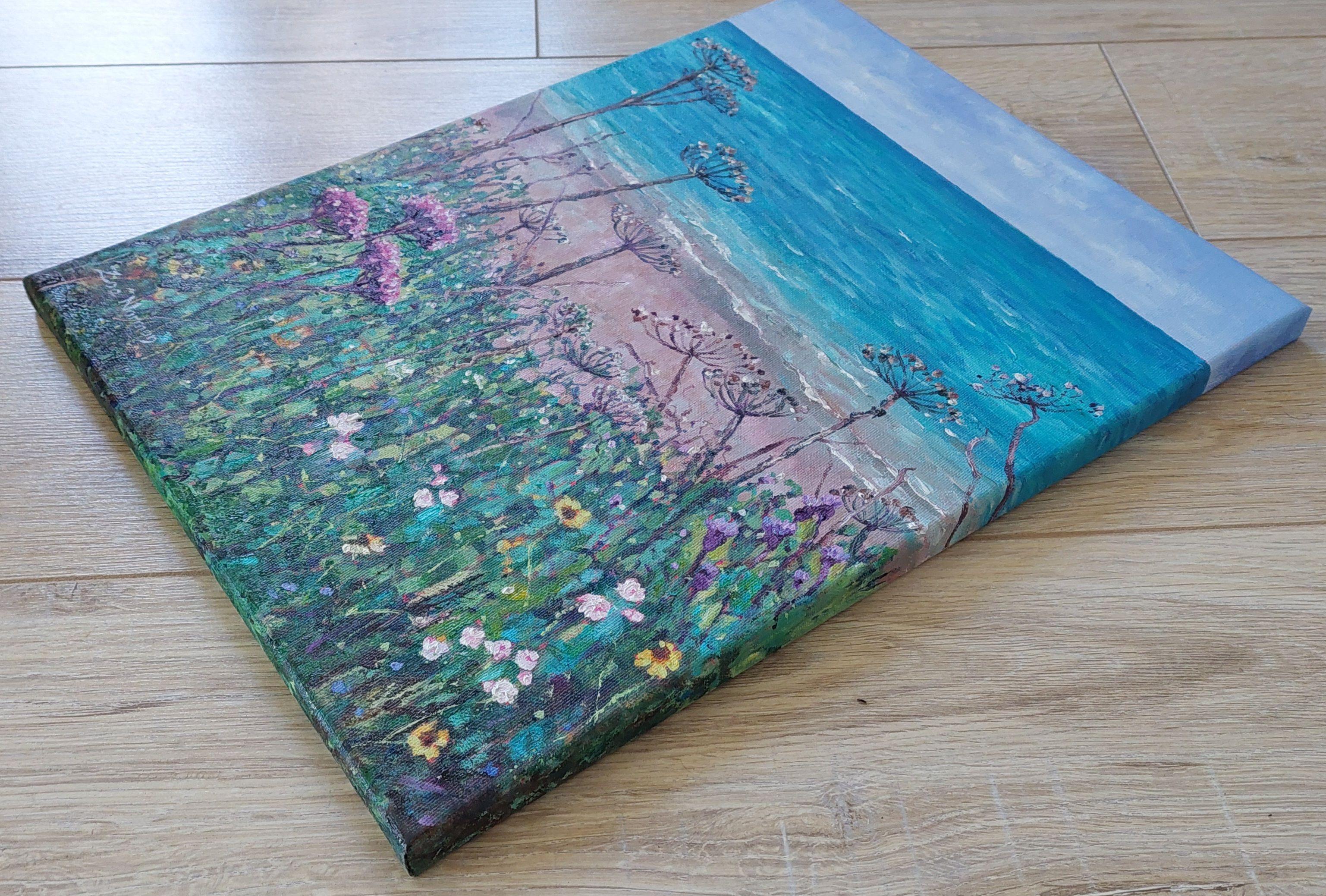 Impressionismo contemporaneo.    In questo dipinto a olio, ho riversato il mio cuore per catturare la bellezza selvaggia e sfrenata della resilienza della natura. I fiori vibranti in primo piano danzano con la vita contro l'azzurro rilassante del