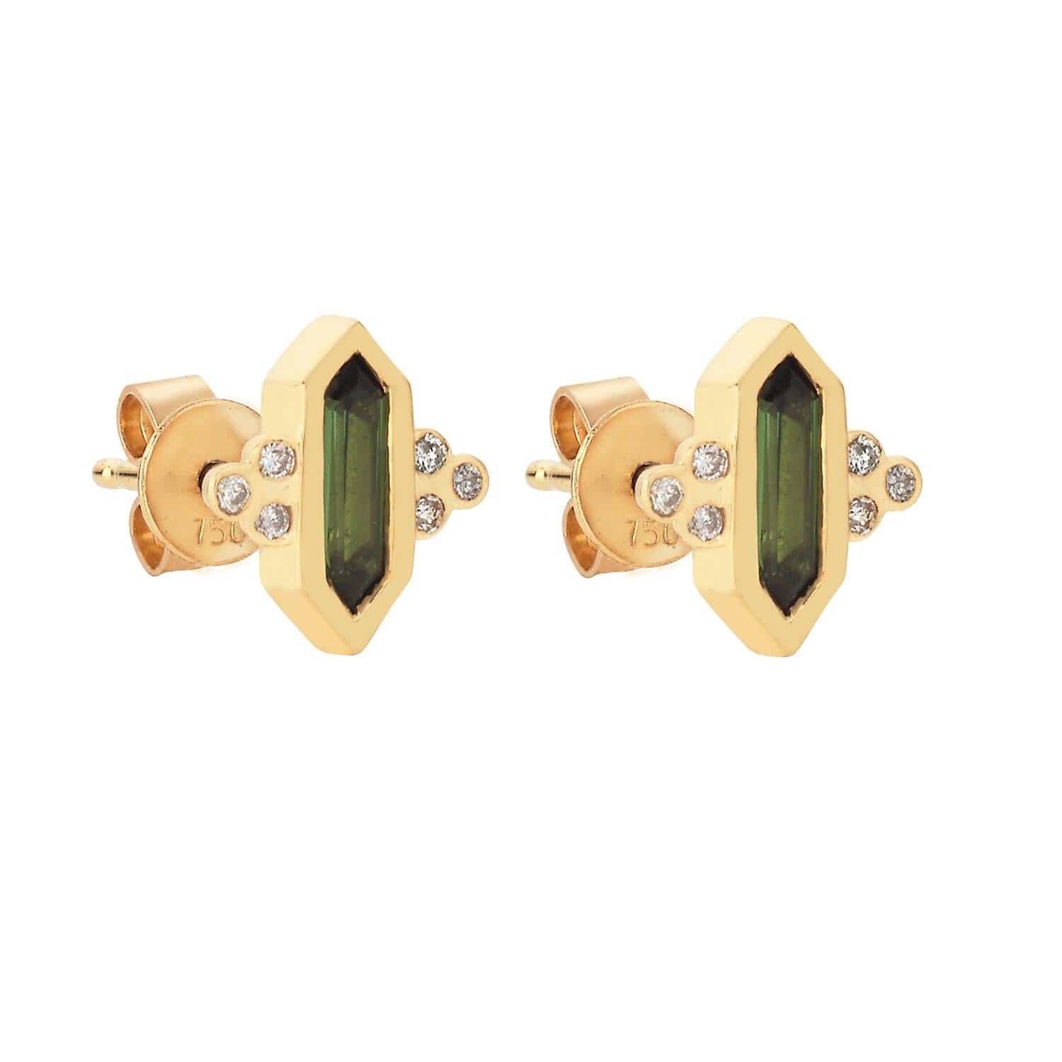 The Kalani stud features the crystal cut set in an 18k gold frame to perfectly compliment the charm of its geometrical shape. Diamonds adorn either side to create a beaded detailing effect, that sit next to the crystal cut Green Tourmaline just as