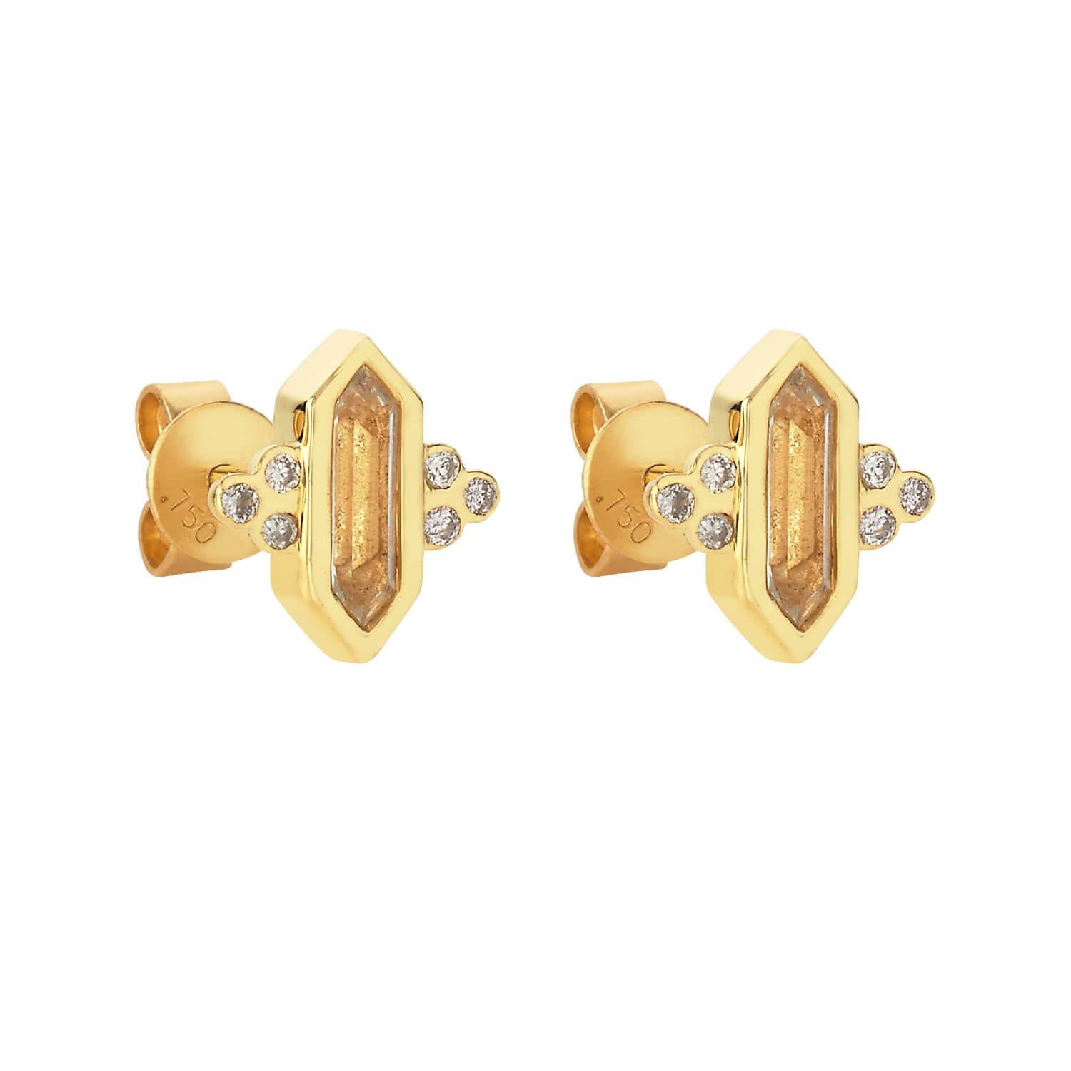 The Kalani stud features the crystal cut Morganites set in an 18k gold frame to perfectly compliment the charm of its geometrical shape. Diamonds adorn either side to create a beaded detailing effect, that sit next to the crystal cut Morganite just