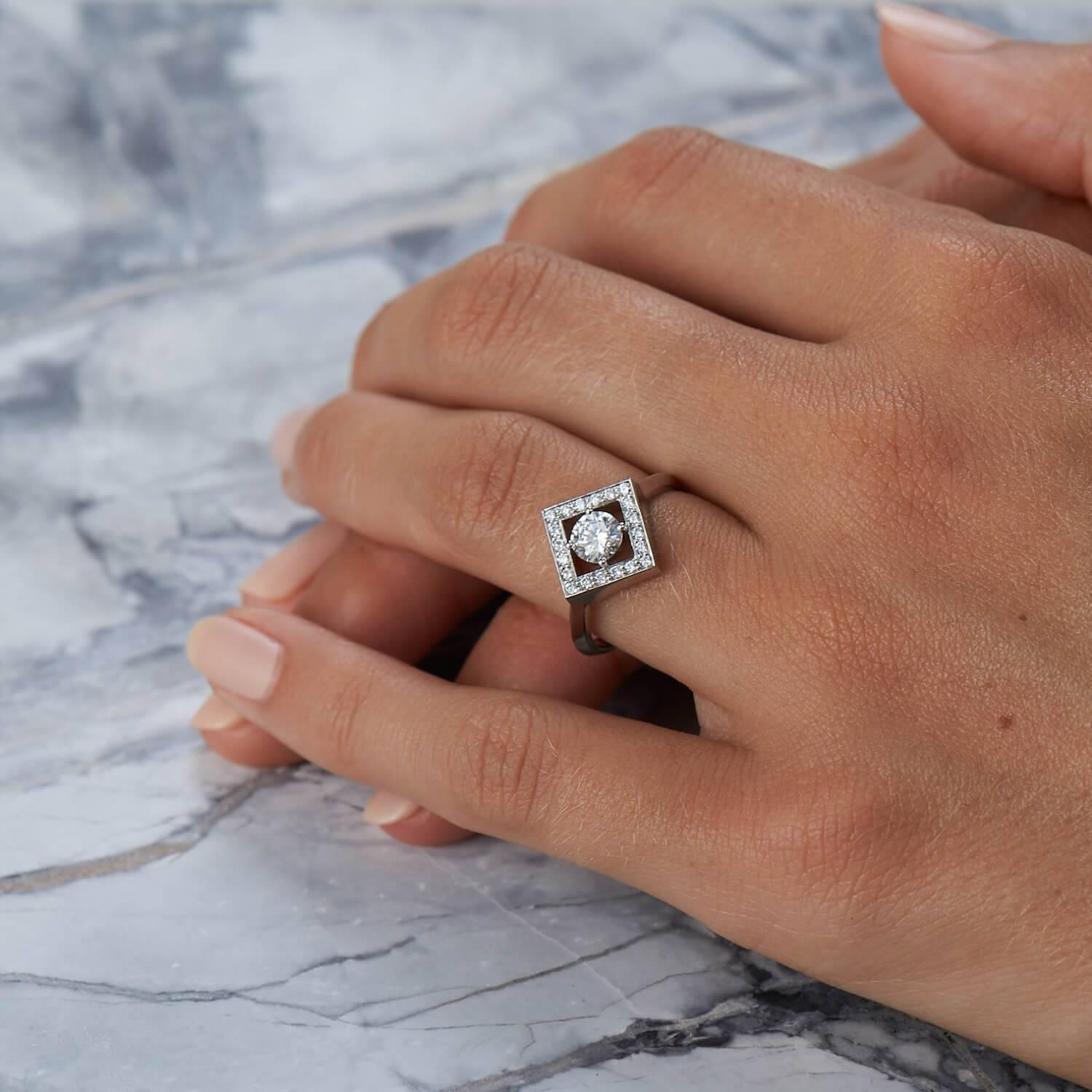 Round Cut Zoe & Morgan Amavi 18 Karat White Gold Diamond Engagement Ring For Sale