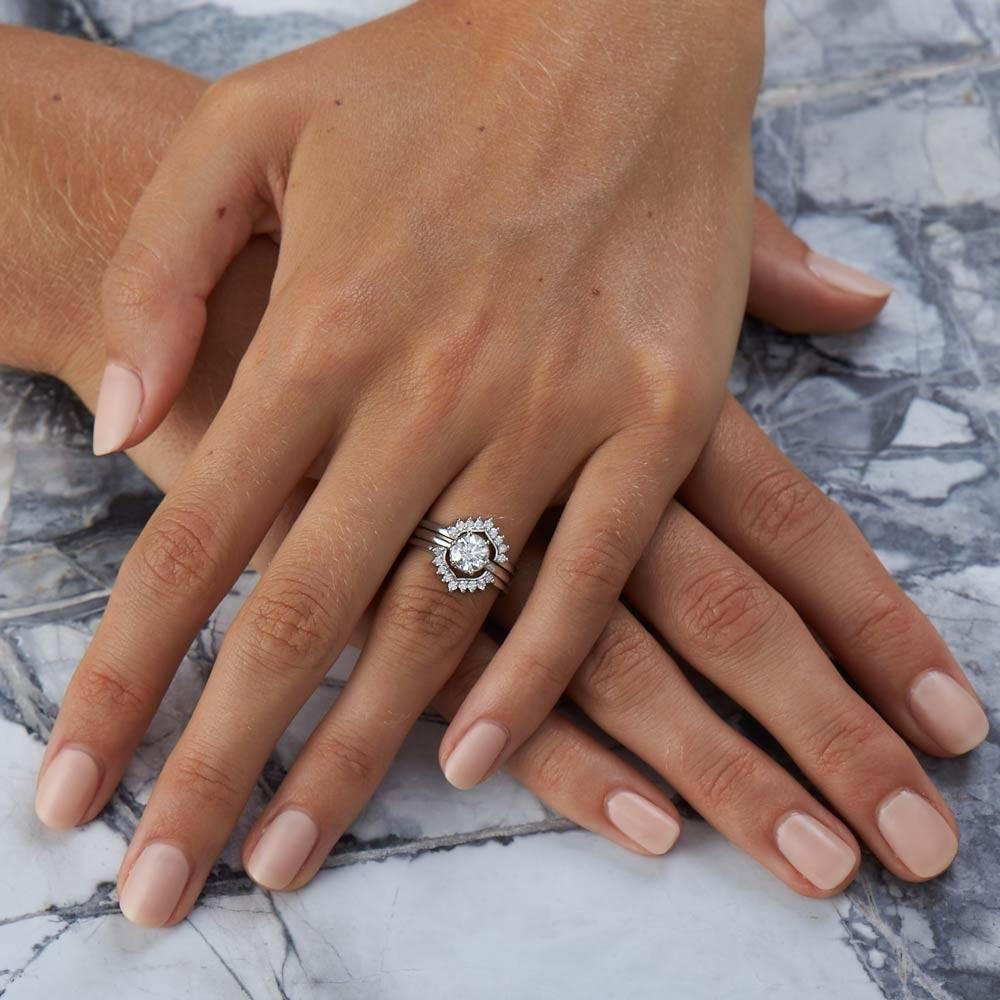 Contemporary Zoe & Morgan Callida and Iris 18k Yellow Gold Diamond Wedding Ring Set For Sale