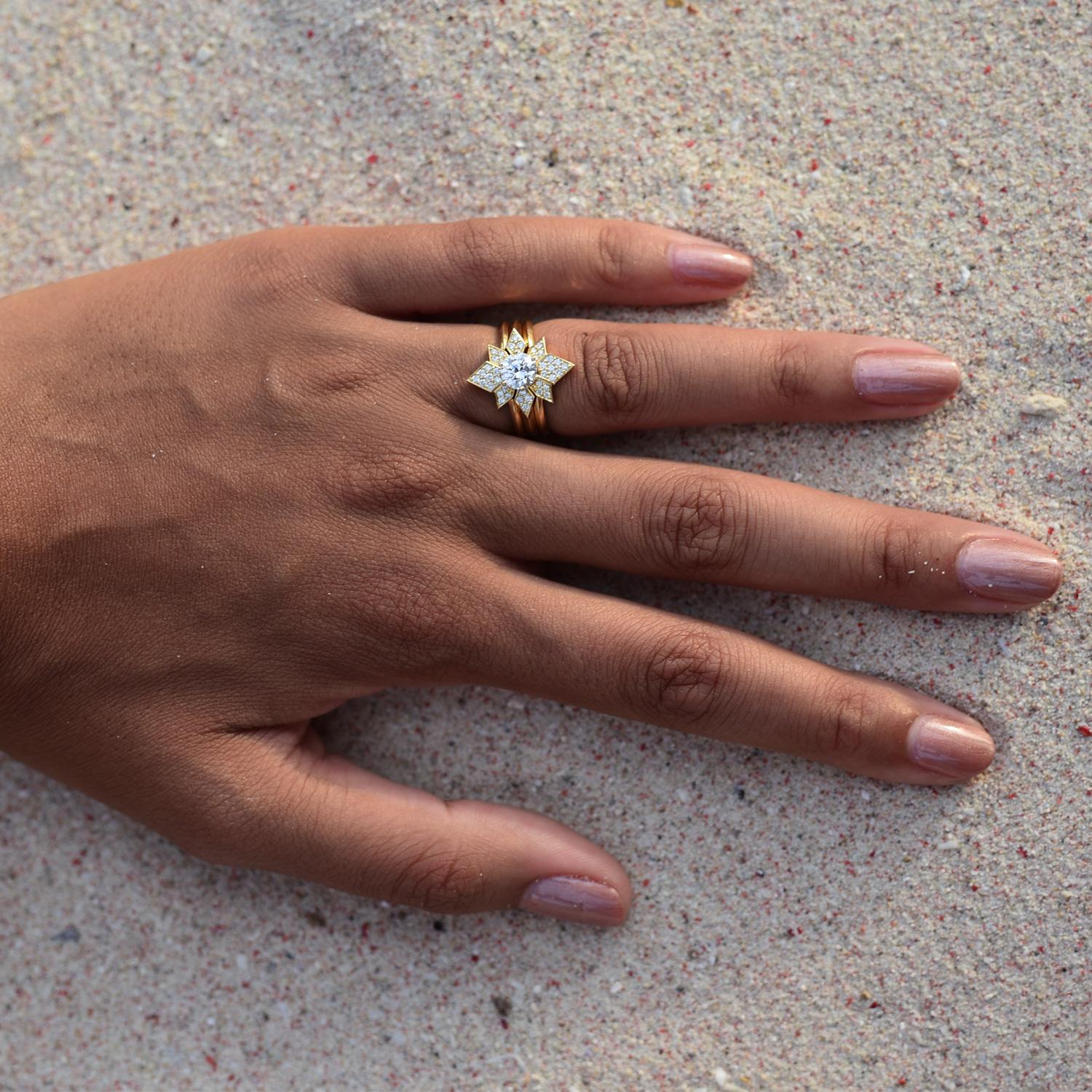 Contemporary Zoe & Morgan Dahlia & Amara 18k Yellow Gold Diamond Wedding Ring Set  For Sale