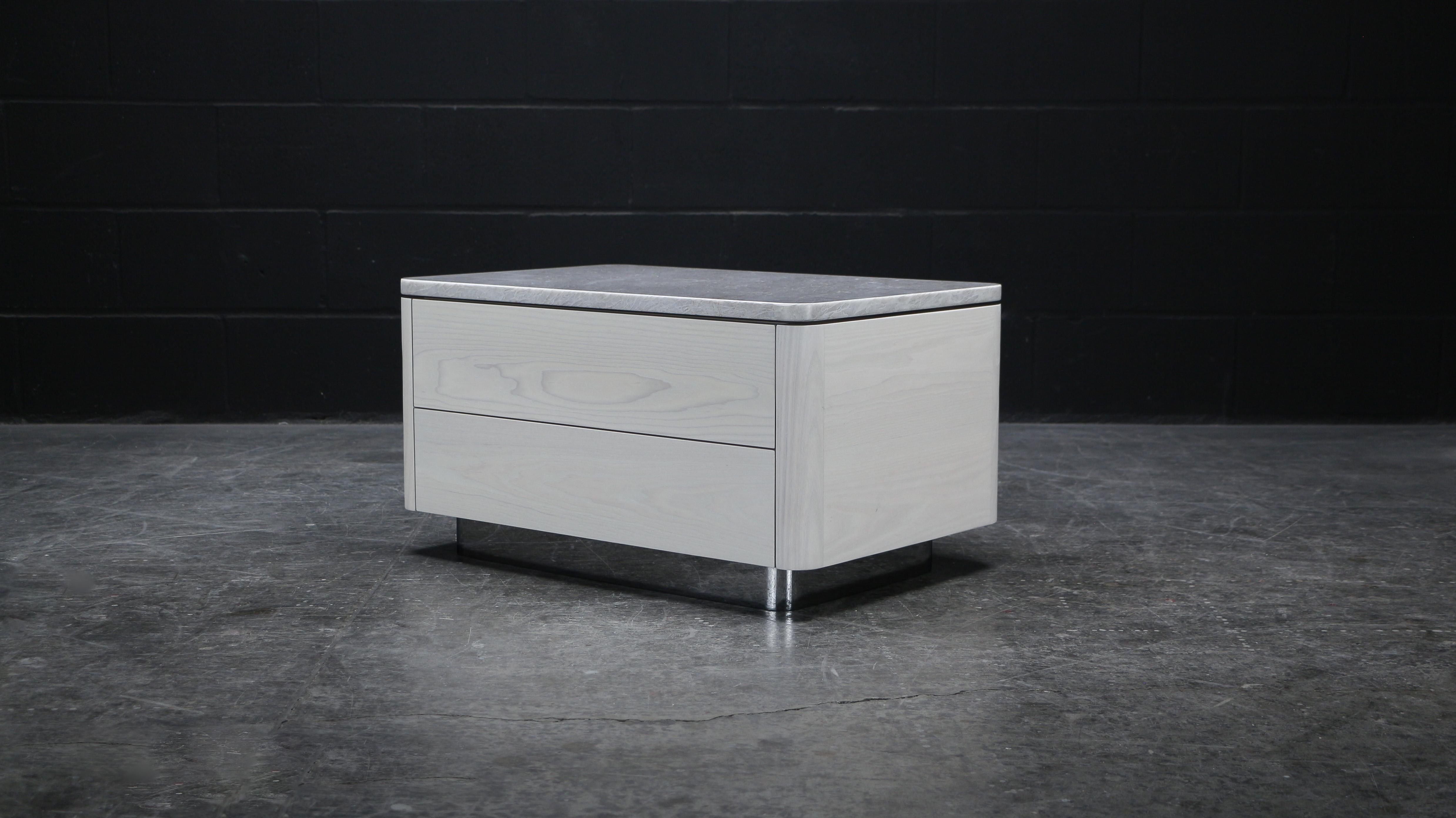 Organique Zoë Night Stand, by AMBROZIA, frêne blanchi, quartzite, daim et chrome en vente