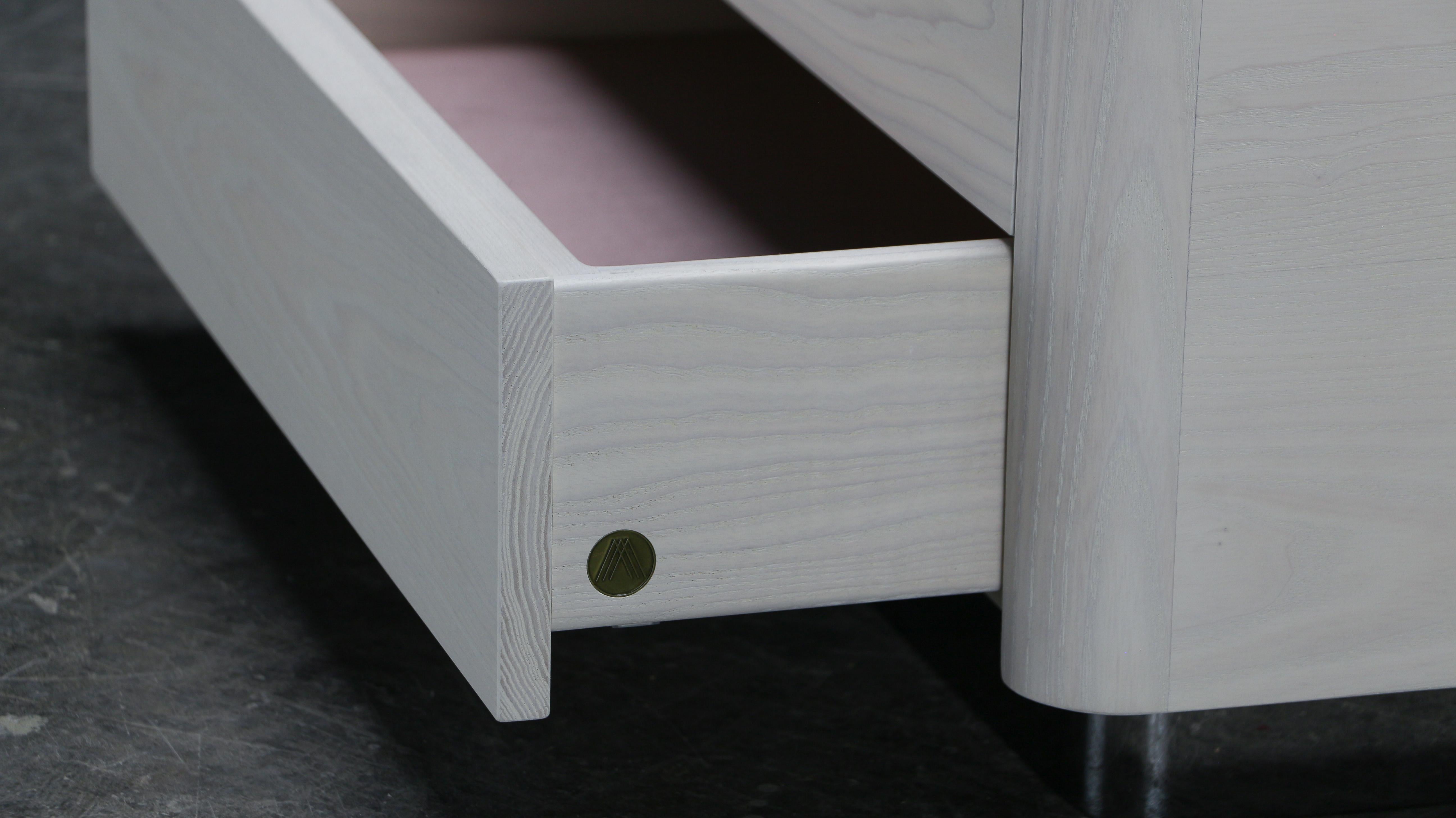Poli Zoë Night Stand, by AMBROZIA, frêne blanchi, quartzite, daim et chrome en vente