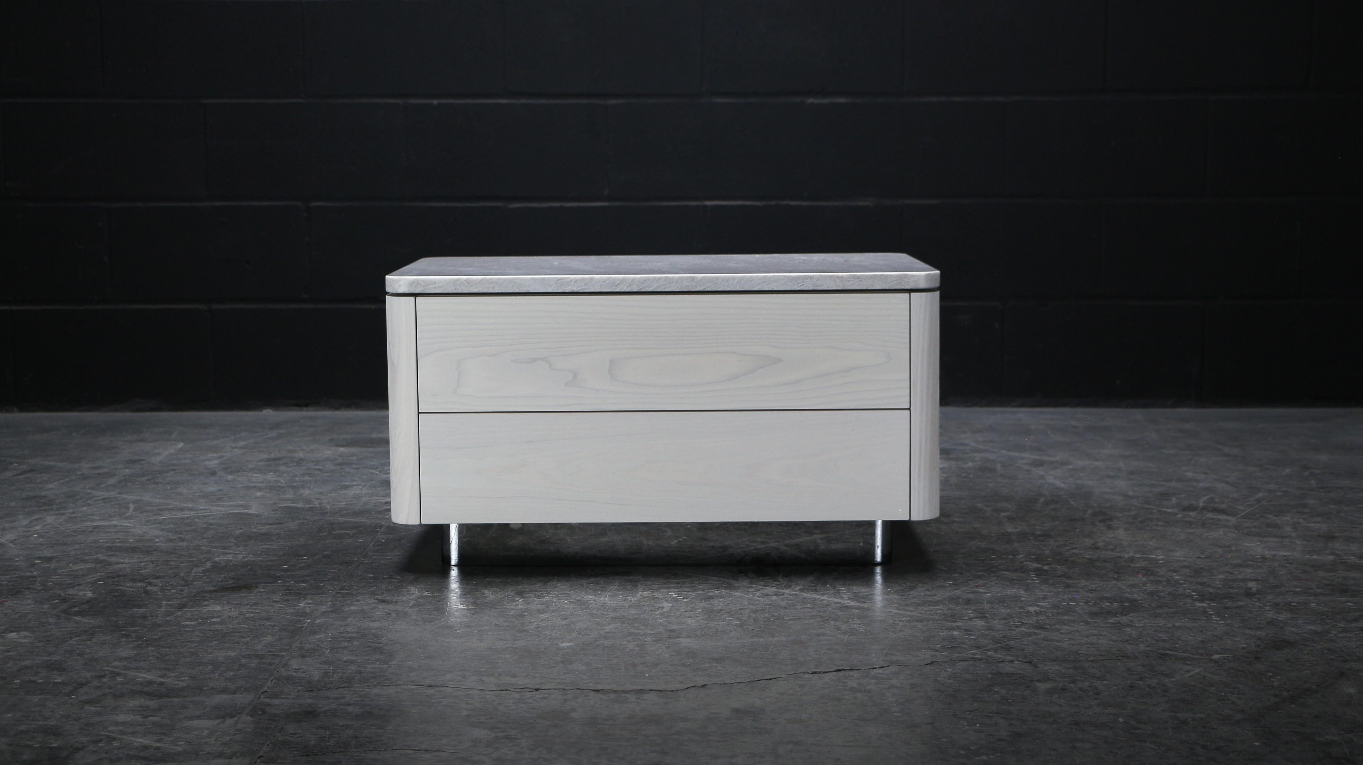 Zoë Night Stand, by AMBROZIA, frêne blanchi, quartzite, daim et chrome Neuf - En vente à Drummondville, Quebec