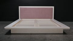 Lit à plateforme Zoë (Queen), par AMBROZIA, frêne uni blanchi et suède blush