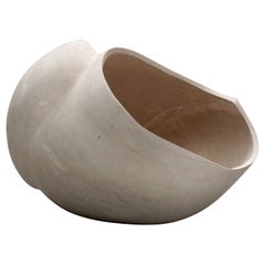 Zoë Powell, Keramisches Gefäß 02, Serie Magnolia, 2021