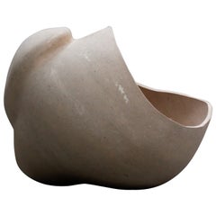Zoë Powell, Vaso in ceramica 03, Serie Magnolia, 2021