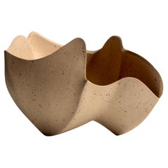 Zo Powell, Vase en céramique 04, Série Perianth, 2021