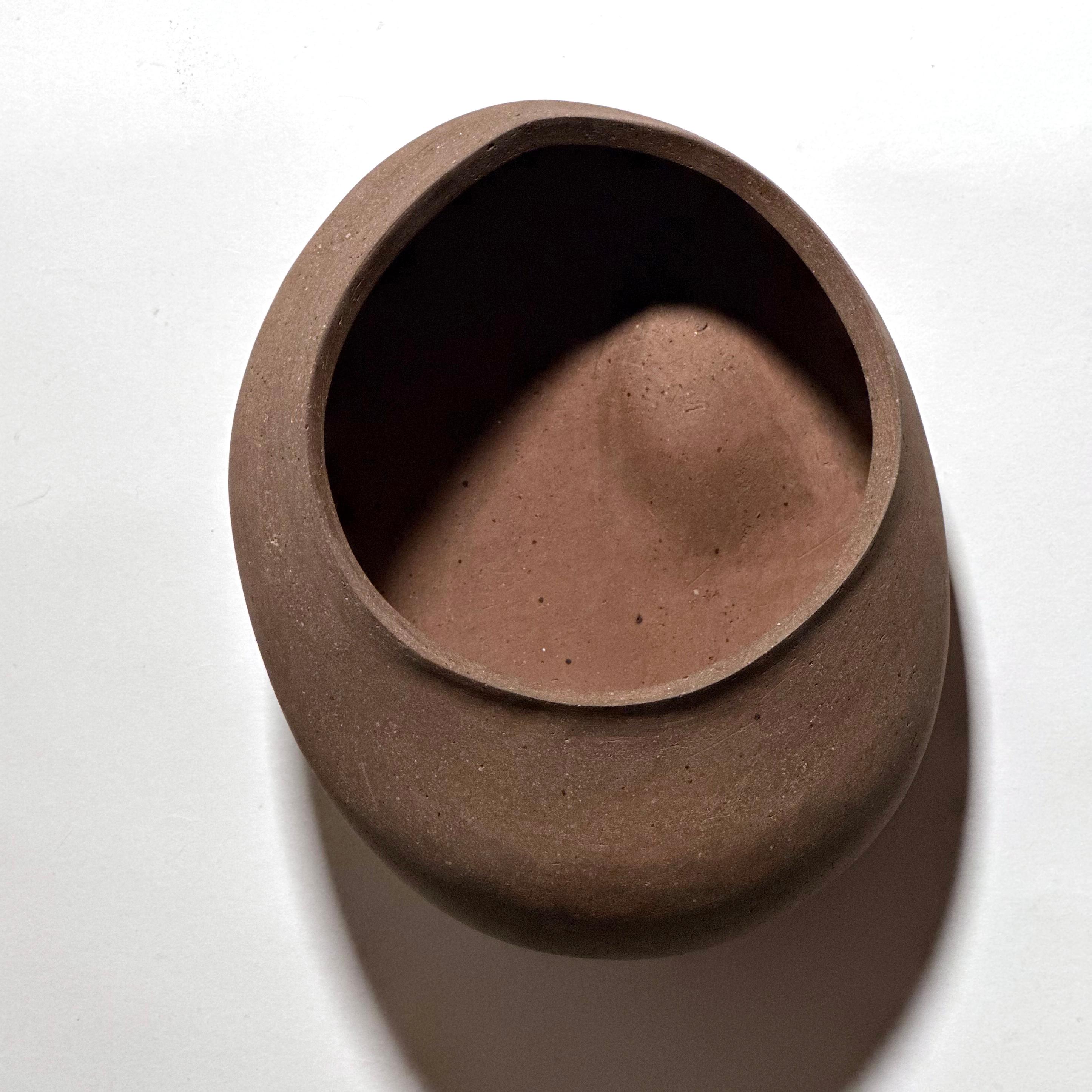 Scultura in ceramica a forma libera realizzata con una miscela di argille in gres ad alto tenore di ferro raccolte a mano dall'artista in Minnesota. La sua superficie è lucidata a mano con carta vetrata diamantata per ottenere una finitura opaca.