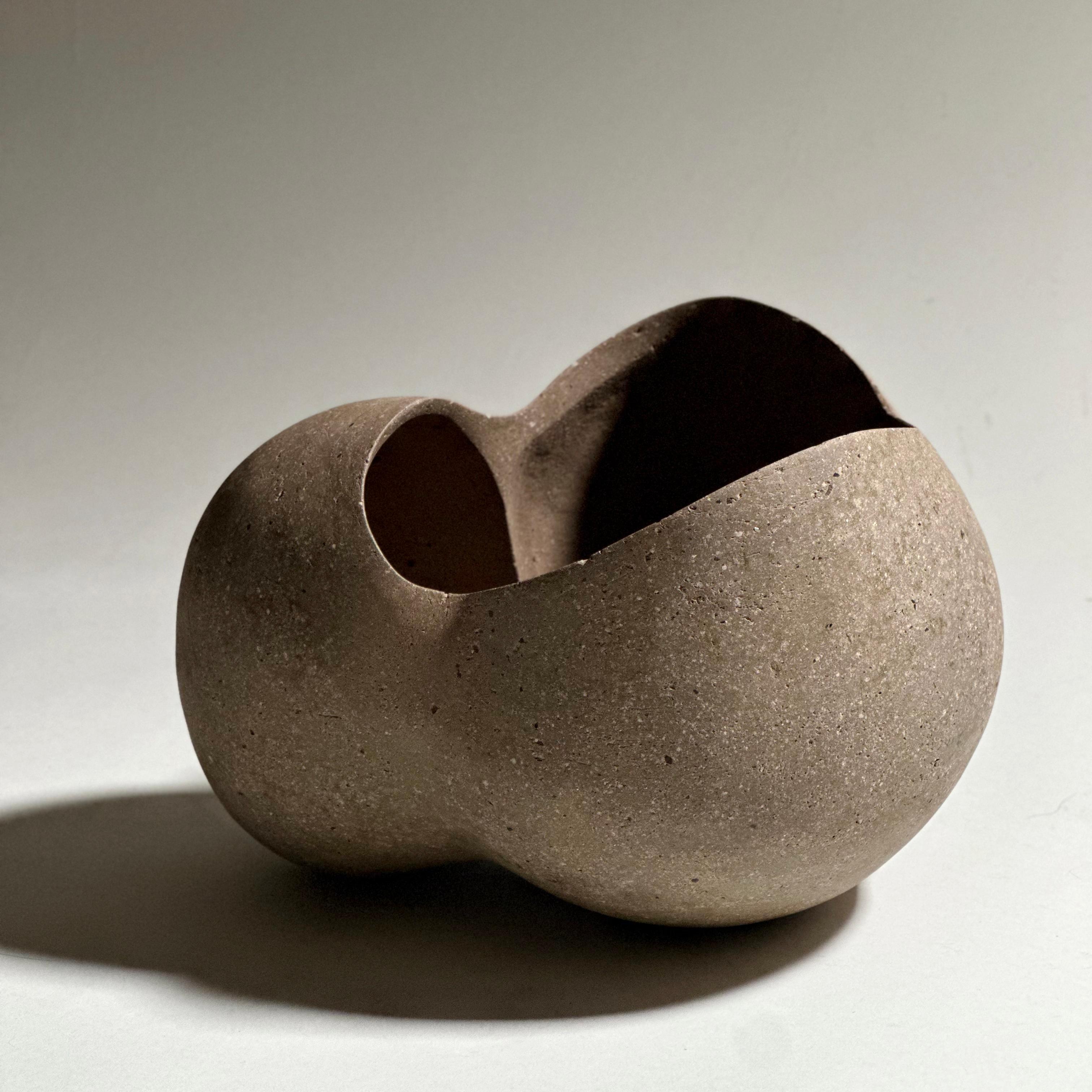 Scultura in ceramica a forma libera realizzata con una miscela di argille in gres ad alto tenore di ferro raccolte a mano dall'artista in Minnesota. La sua superficie è lucidata a mano con carta vetrata diamantata per ottenere una finitura opaca.