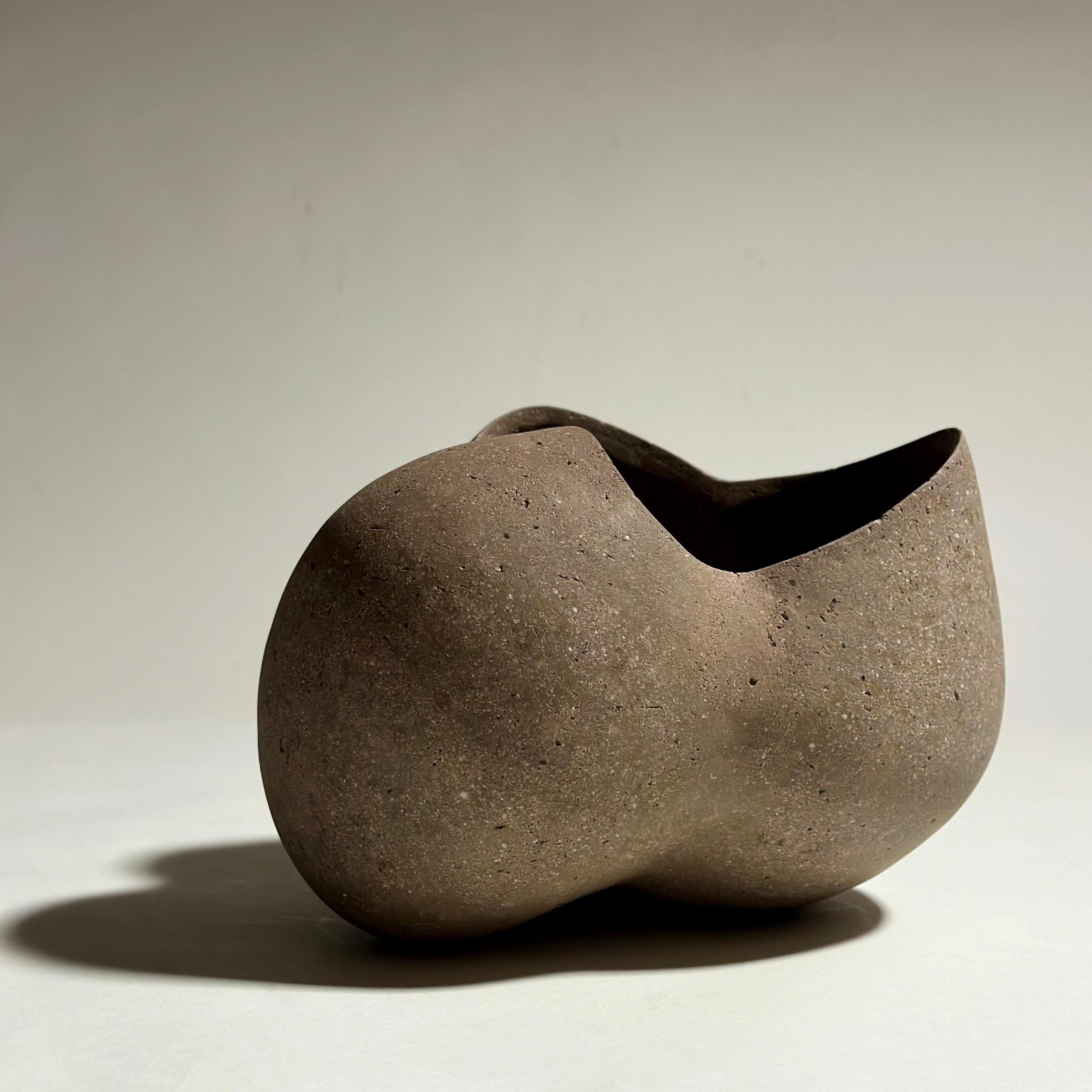 XXI secolo e contemporaneo Zoë Powell, Vaso in ceramica, Serie Vestige in vendita