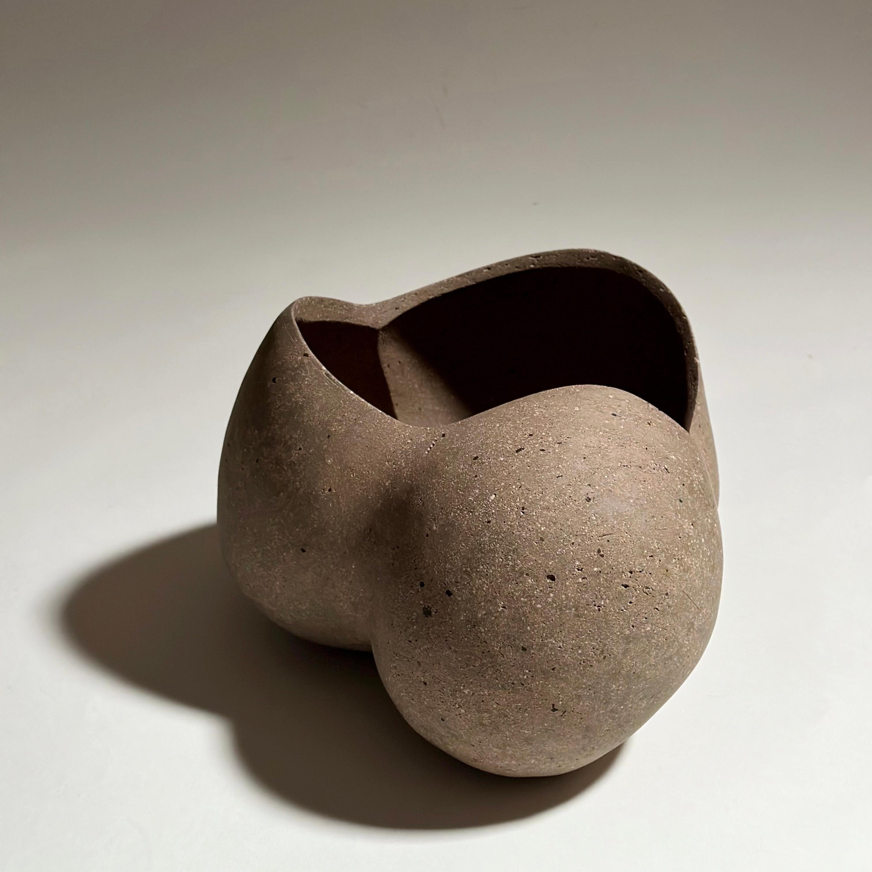 Zoë Powell, Vaso in ceramica, Serie Vestige in vendita 1
