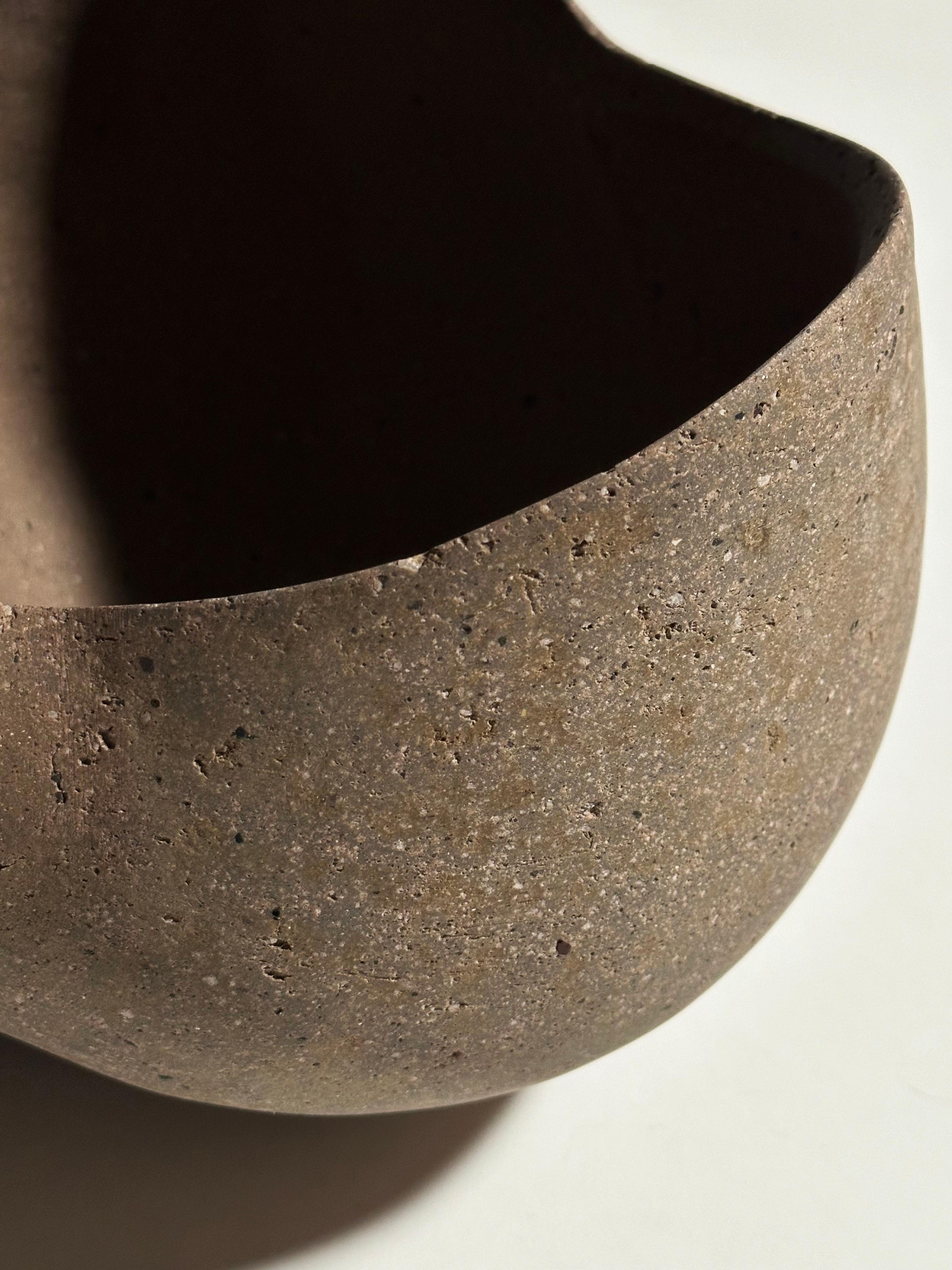 Zoë Powell, Vaso in ceramica, Serie Vestige in vendita 2