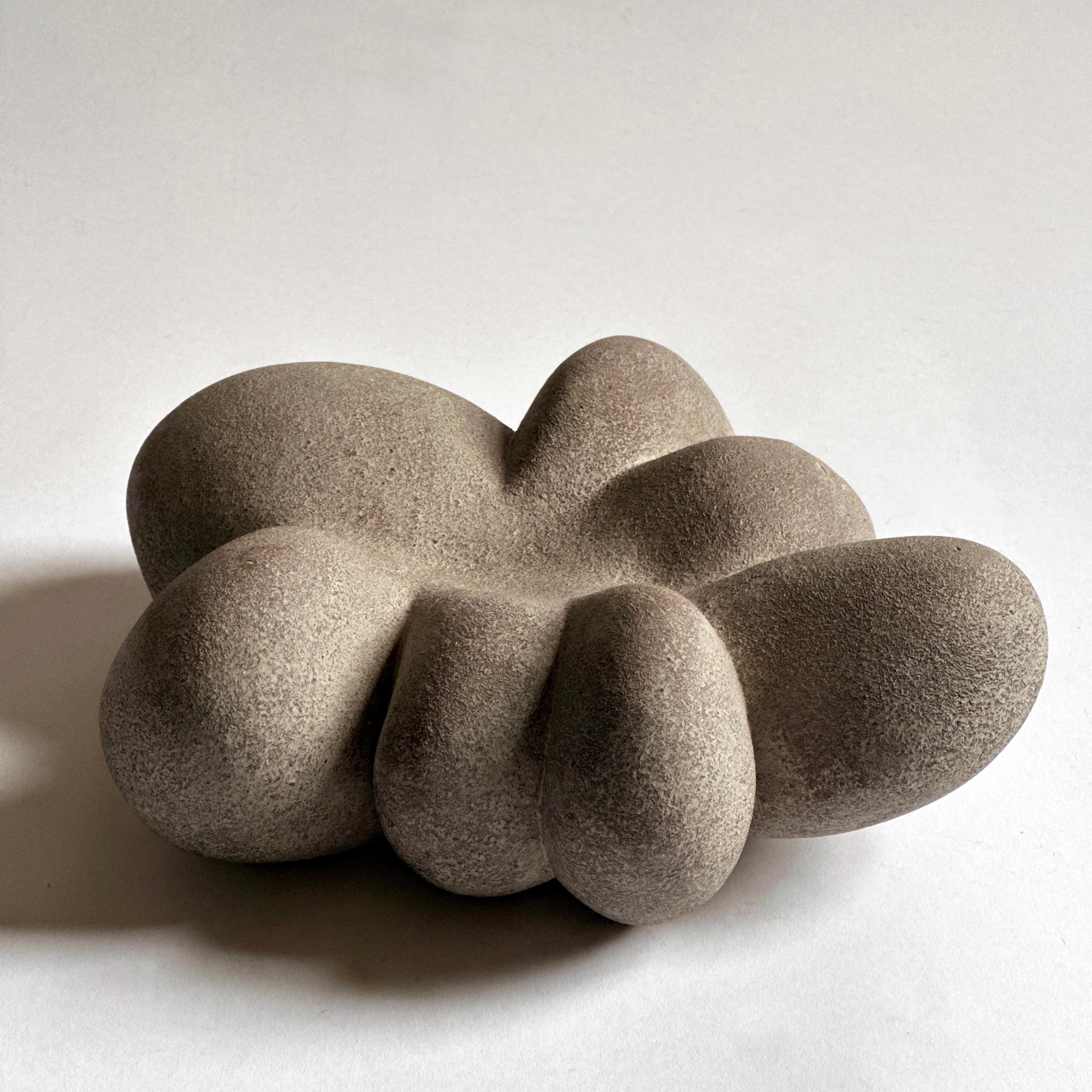 Escultura de cerámica cerrada de forma libre, hecha con una mezcla de arcillas de gres de alto contenido en hierro recogidas a mano por el artista en Minnesota. Su superficie está pulida a mano con papel de lija diamantado para darle un acabado