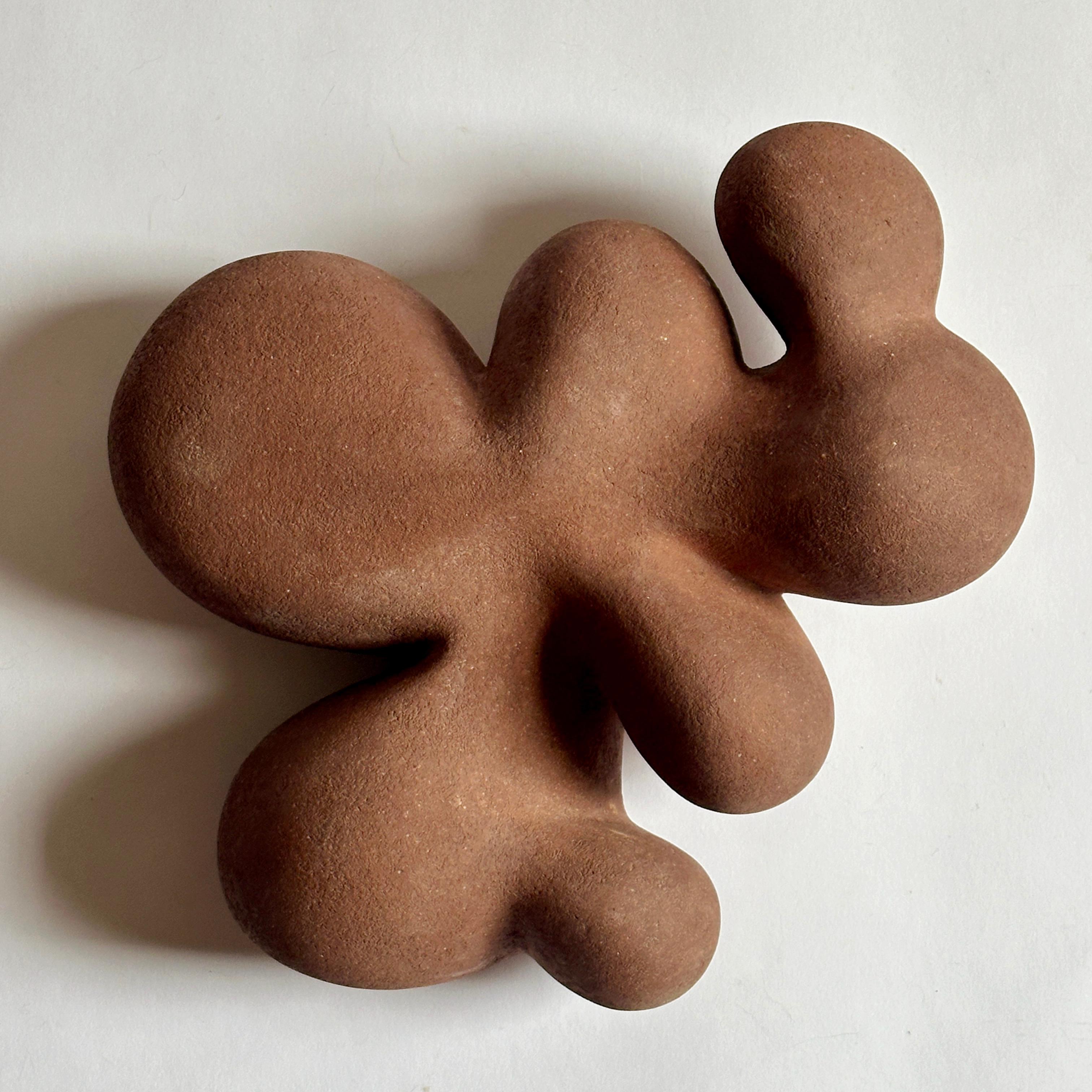 Zoë Powell, Escultura de cerámica de forma cerrada, Serie Vestige Estadounidense en venta