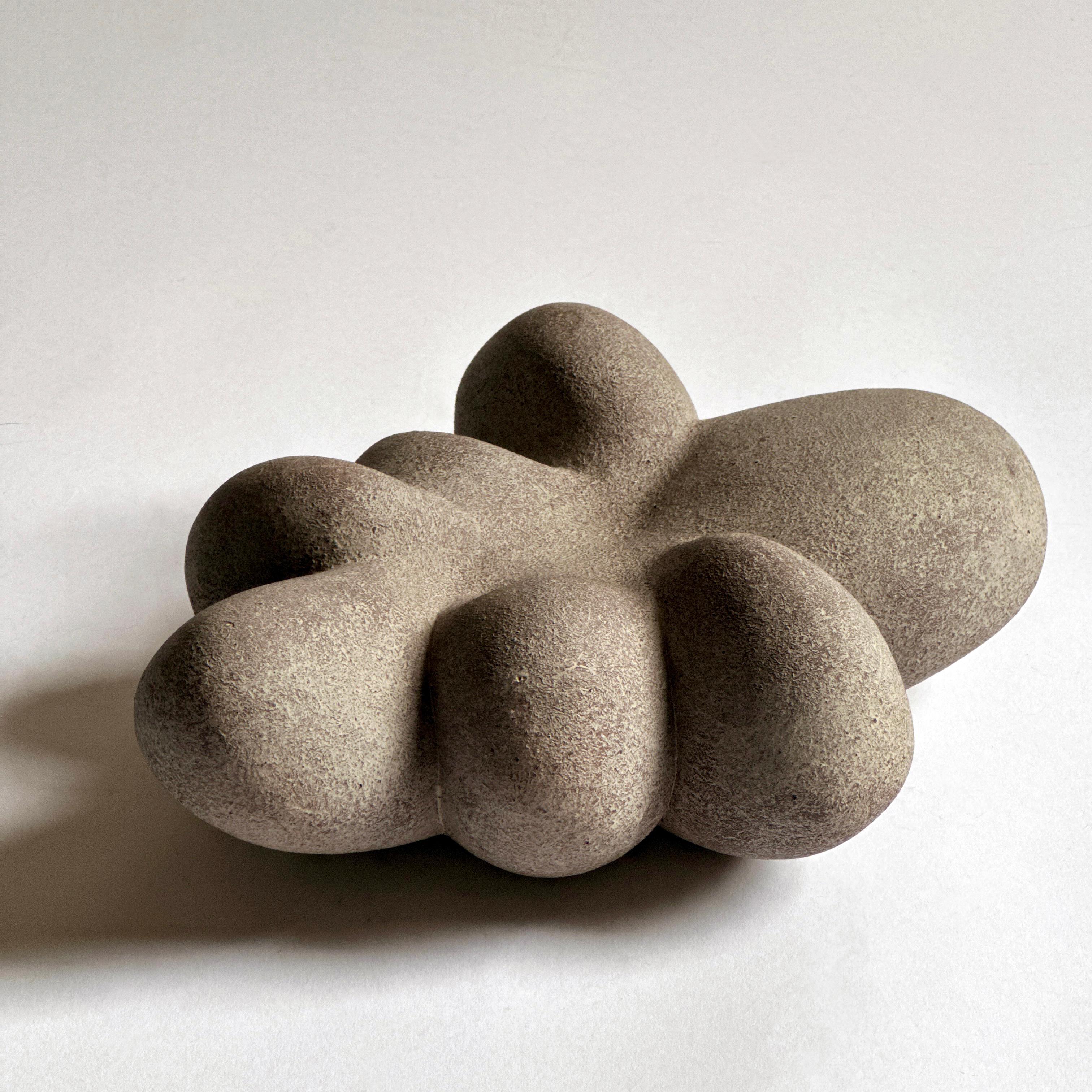 Zoë Powell, Escultura de cerámica de forma cerrada, Serie Vestige Estadounidense en venta