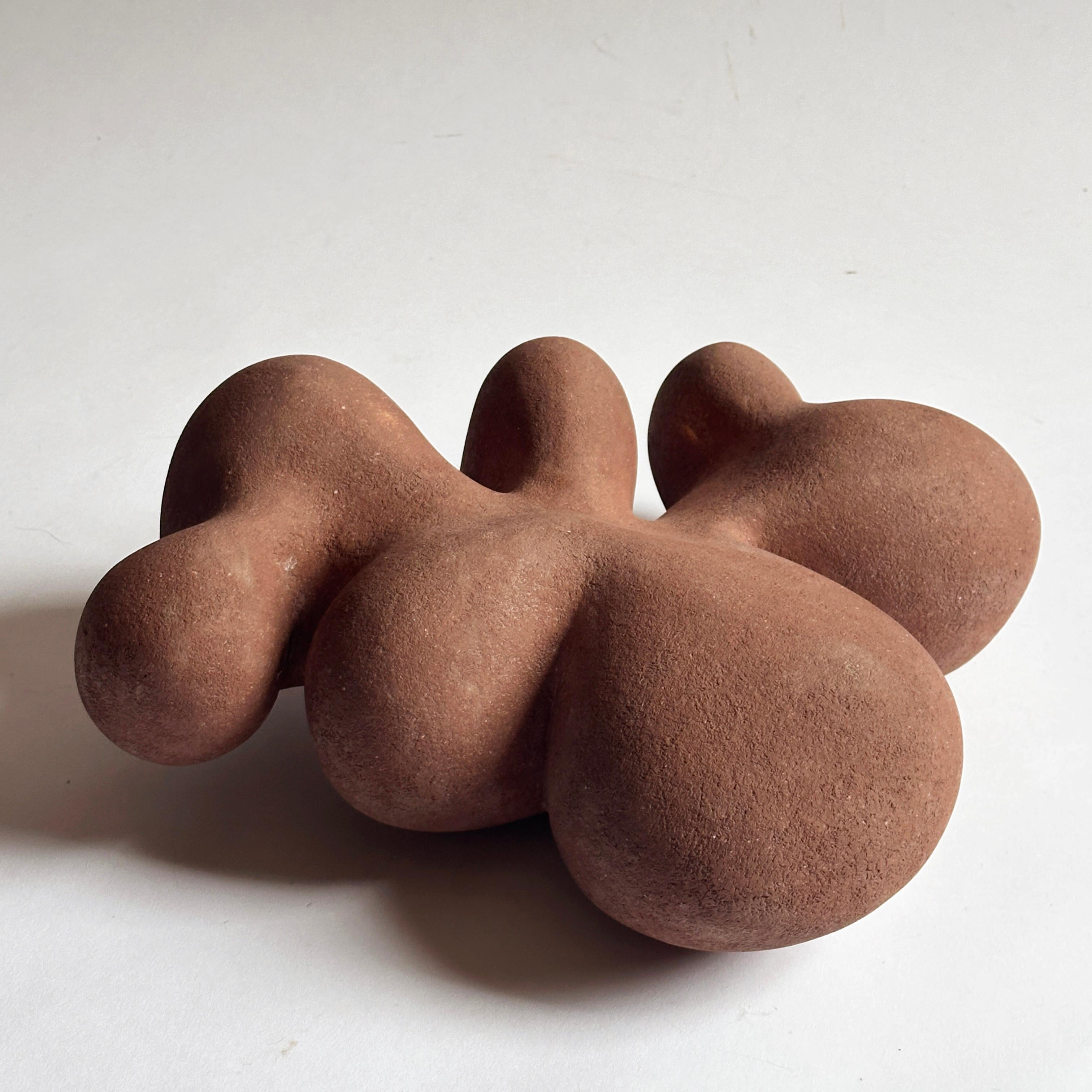 Zoë Powell, Escultura de cerámica de forma cerrada, Serie Vestige en Bueno estado para la venta en Brooklyn, NY