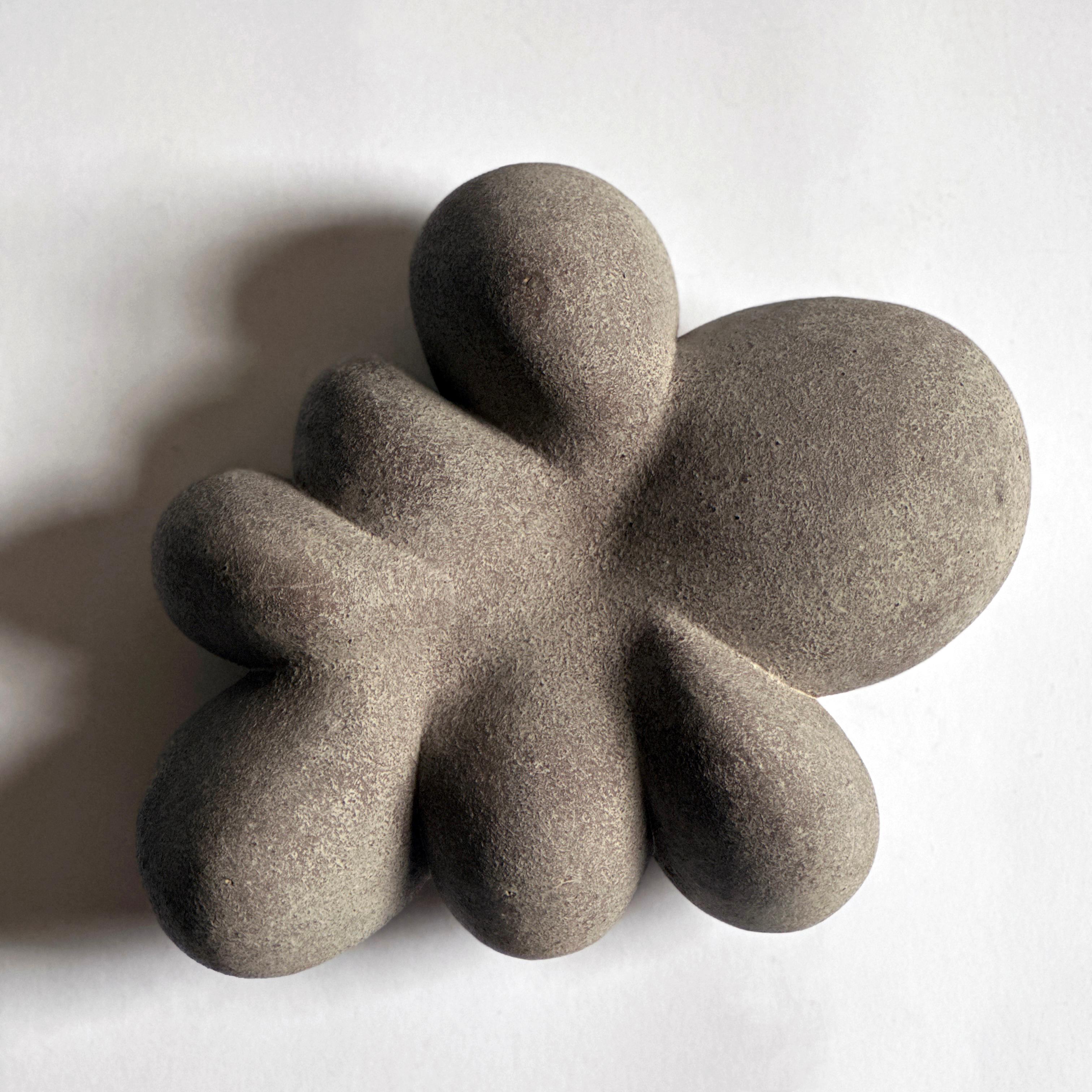 Zoë Powell, Escultura de cerámica de forma cerrada, Serie Vestige en Bueno estado para la venta en Brooklyn, NY