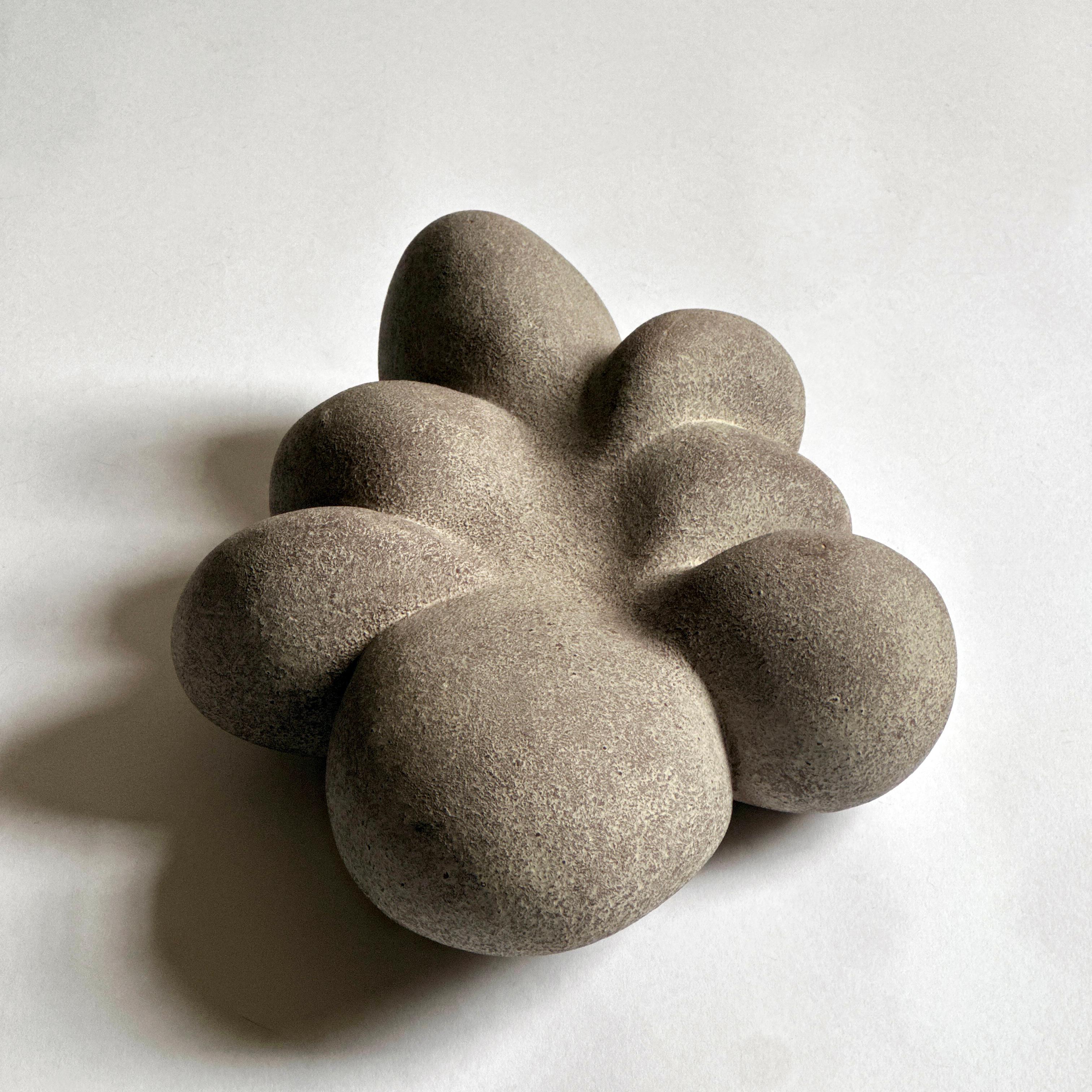 Zoë Powell, Escultura de cerámica de forma cerrada, Serie Vestige Siglo XXI y contemporáneo en venta