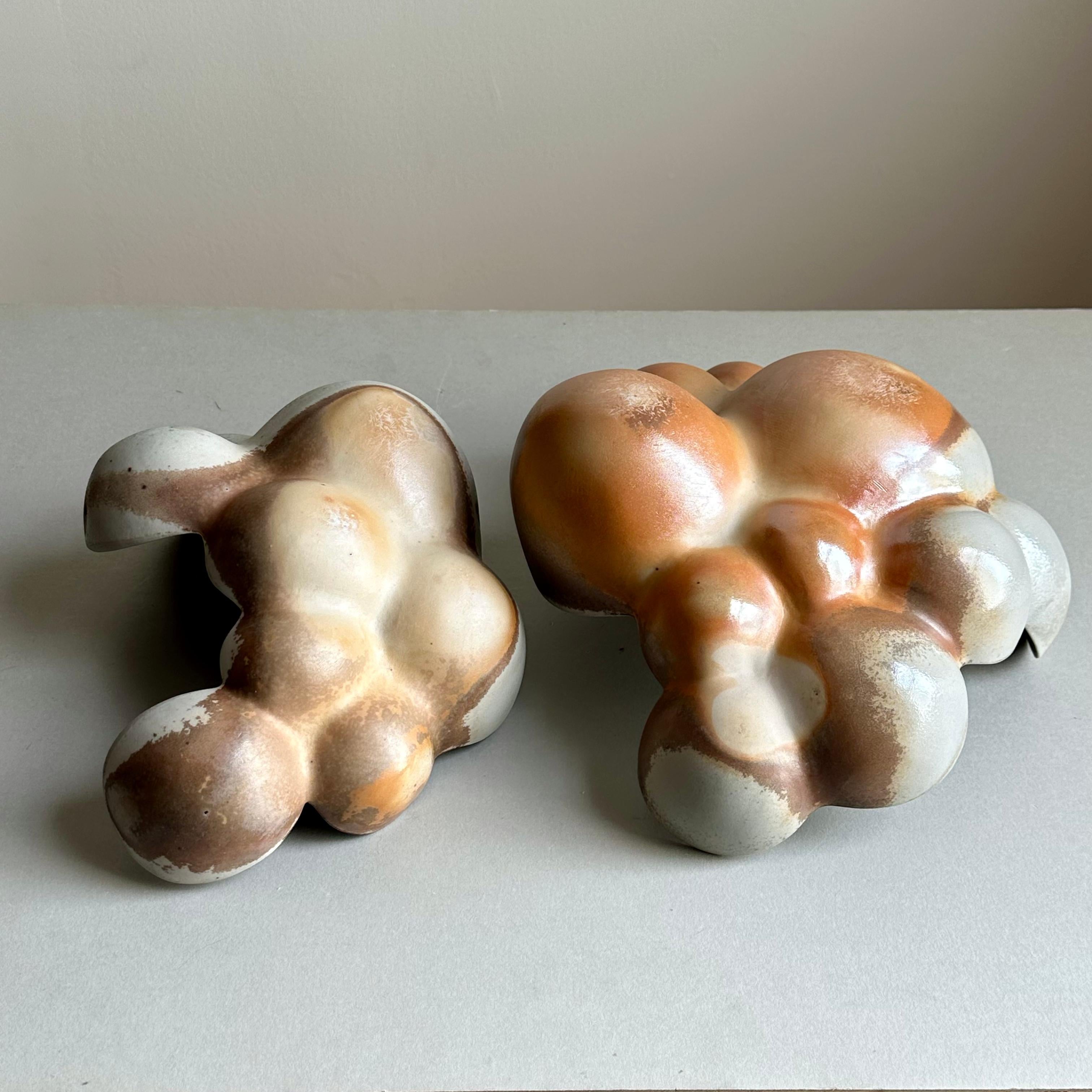 Zoë Powell, Pareja de vasijas de porcelana cocida en madera, serie Vestige en venta 3