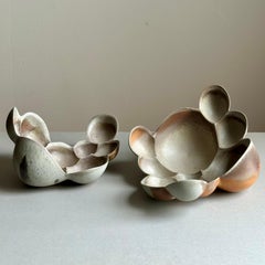 Zoë Powell, Coppia di vasi in porcellana cotta a Wood, Serie Vestige