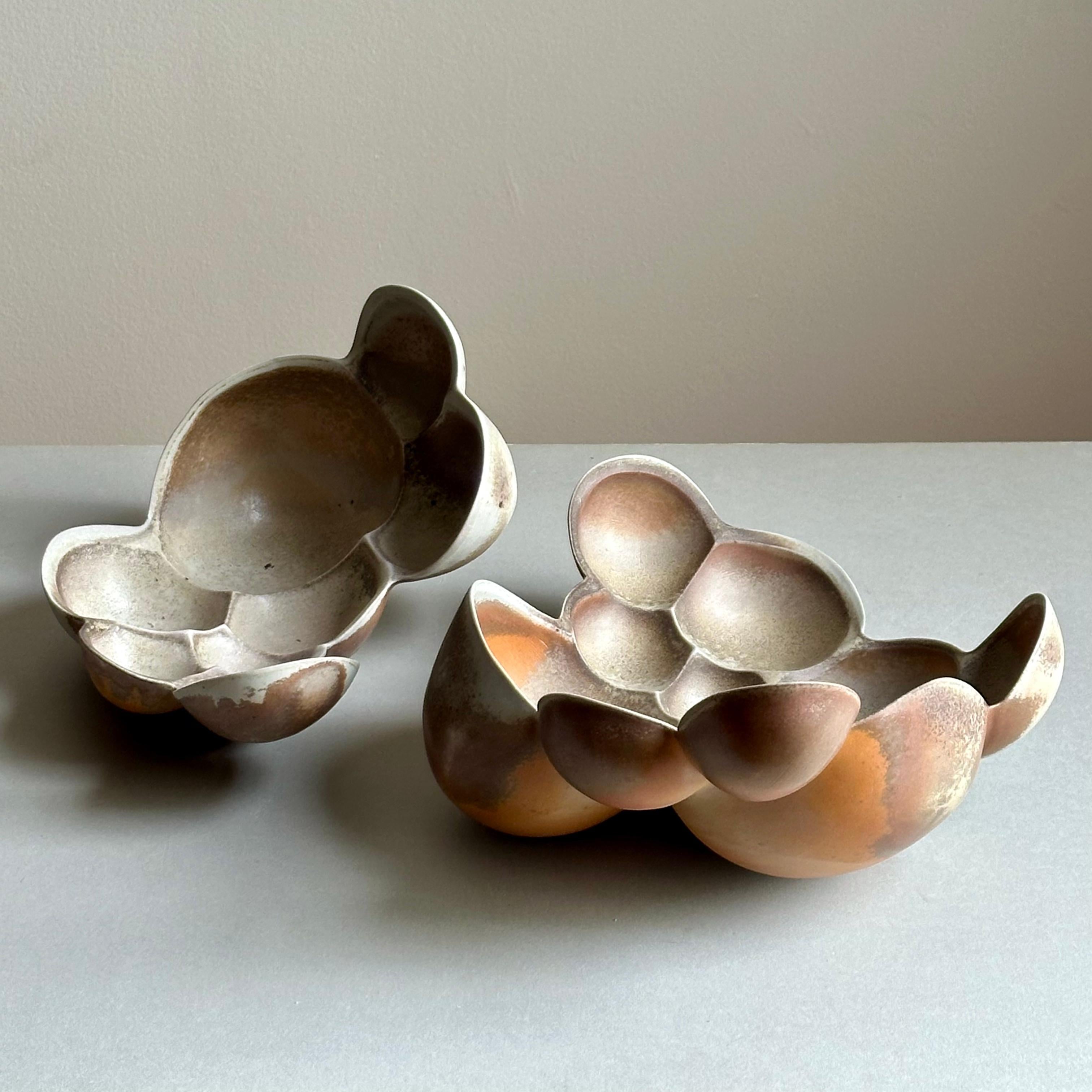Zoë Powell, Pareja de vasijas de porcelana cocida en madera, serie Vestige Moderno orgánico en venta