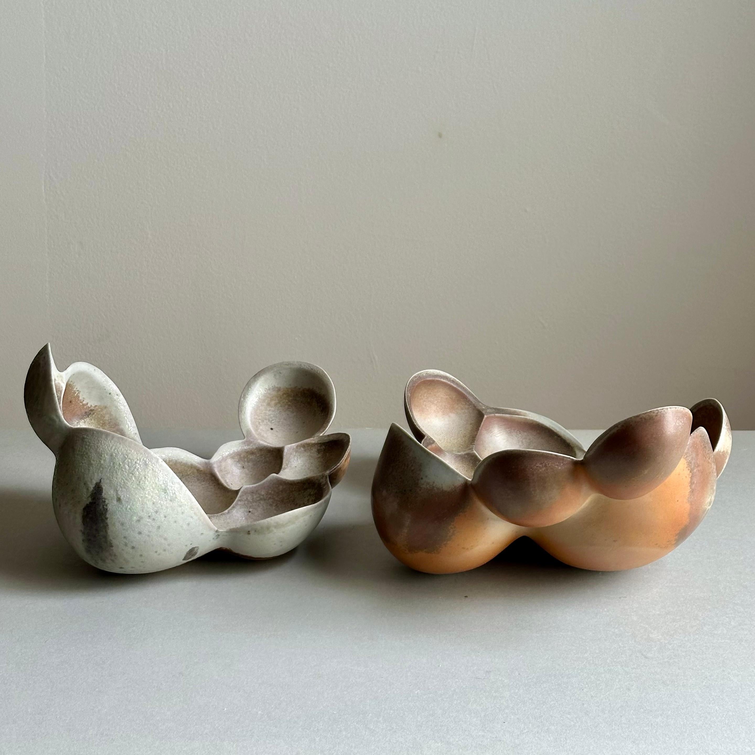 Zoë Powell, Pareja de vasijas de porcelana cocida en madera, serie Vestige en Bueno estado para la venta en Brooklyn, NY