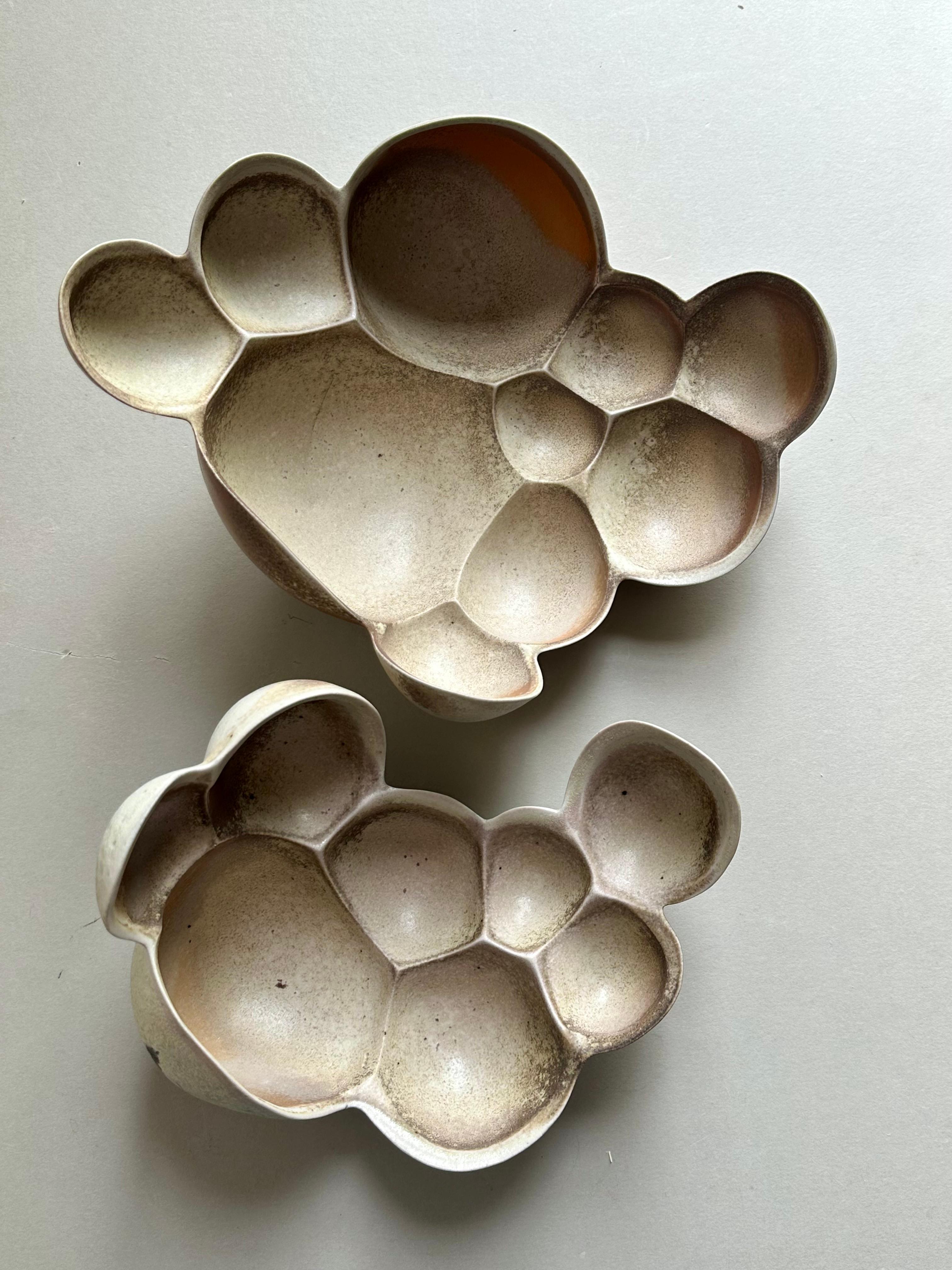 Zoë Powell, Pareja de vasijas de porcelana cocida en madera, serie Vestige Cerámico en venta