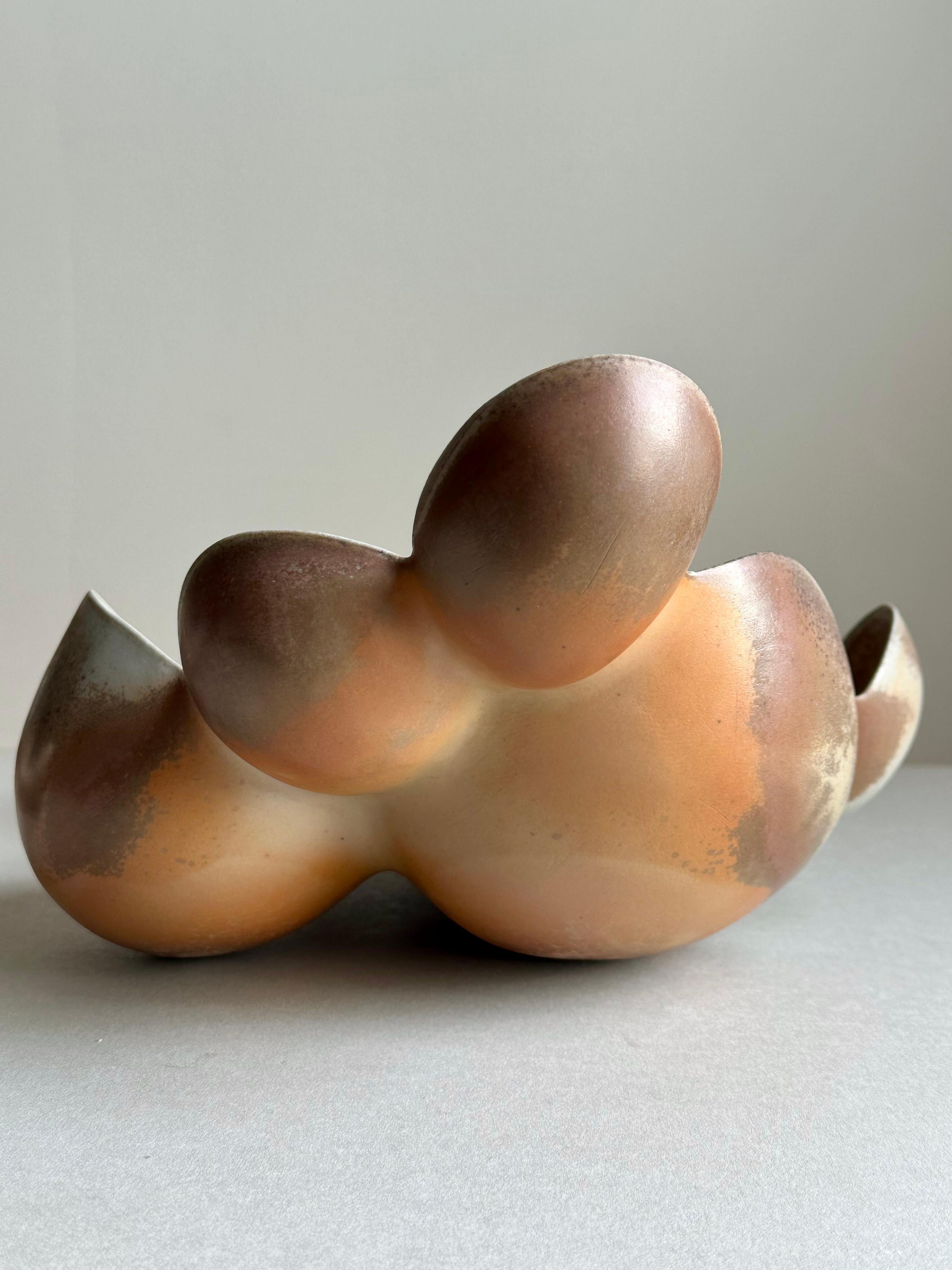 Zoë Powell, Pareja de vasijas de porcelana cocida en madera, serie Vestige en venta 1