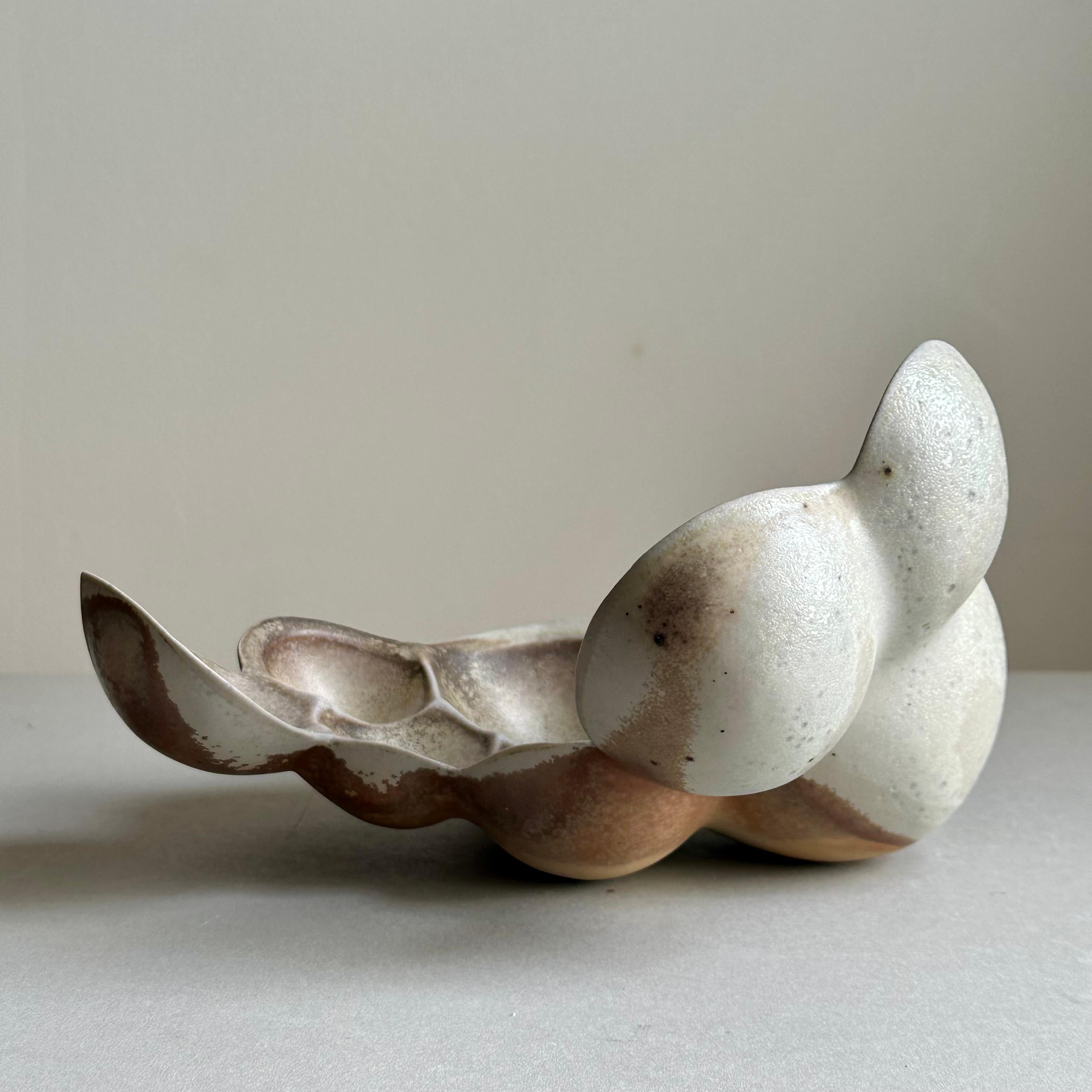 Zoë Powell, Pareja de vasijas de porcelana cocida en madera, serie Vestige en venta 2