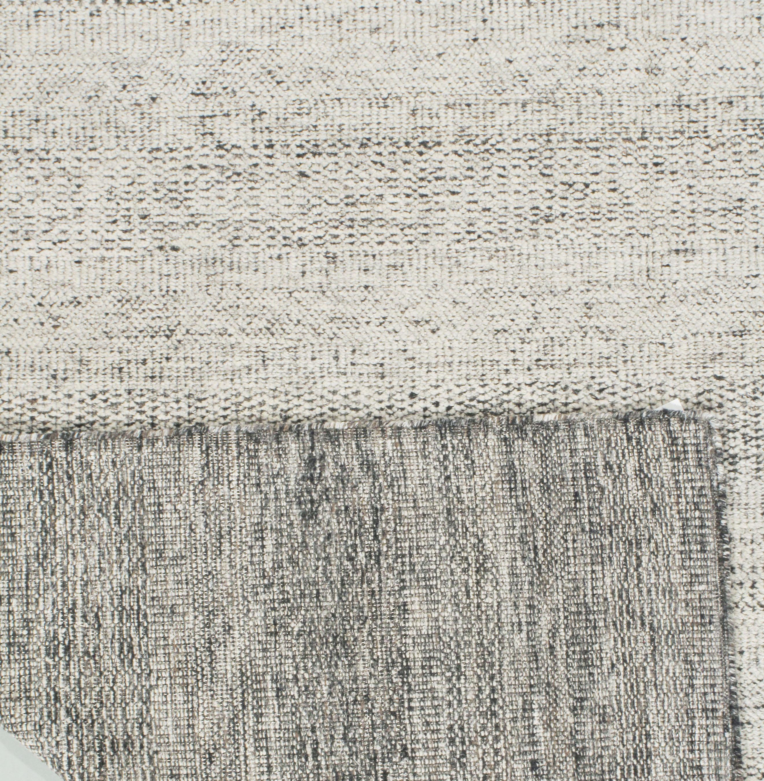 12' X 15'. Mit einem Hi-Low-Stil gewebt, um einen visuell atemberaubenden Look zu schaffen, der in einer Vielzahl von Umgebungen funktioniert. Handgewebt mit Wolle auf Baumwollbasis, um einen Teppich von höchster Qualität herzustellen. Diese