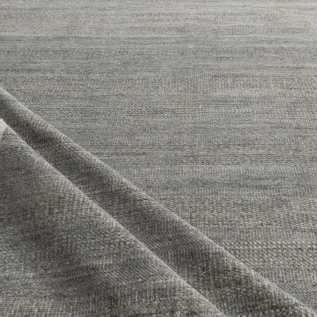 12' X 15'. Mit einem Hi-Low-Stil gewebt, um einen visuell atemberaubenden Look zu schaffen, der in einer Vielzahl von Umgebungen funktioniert. Handgewebt mit Wolle auf Baumwollbasis, um einen Teppich von höchster Qualität herzustellen. Diese