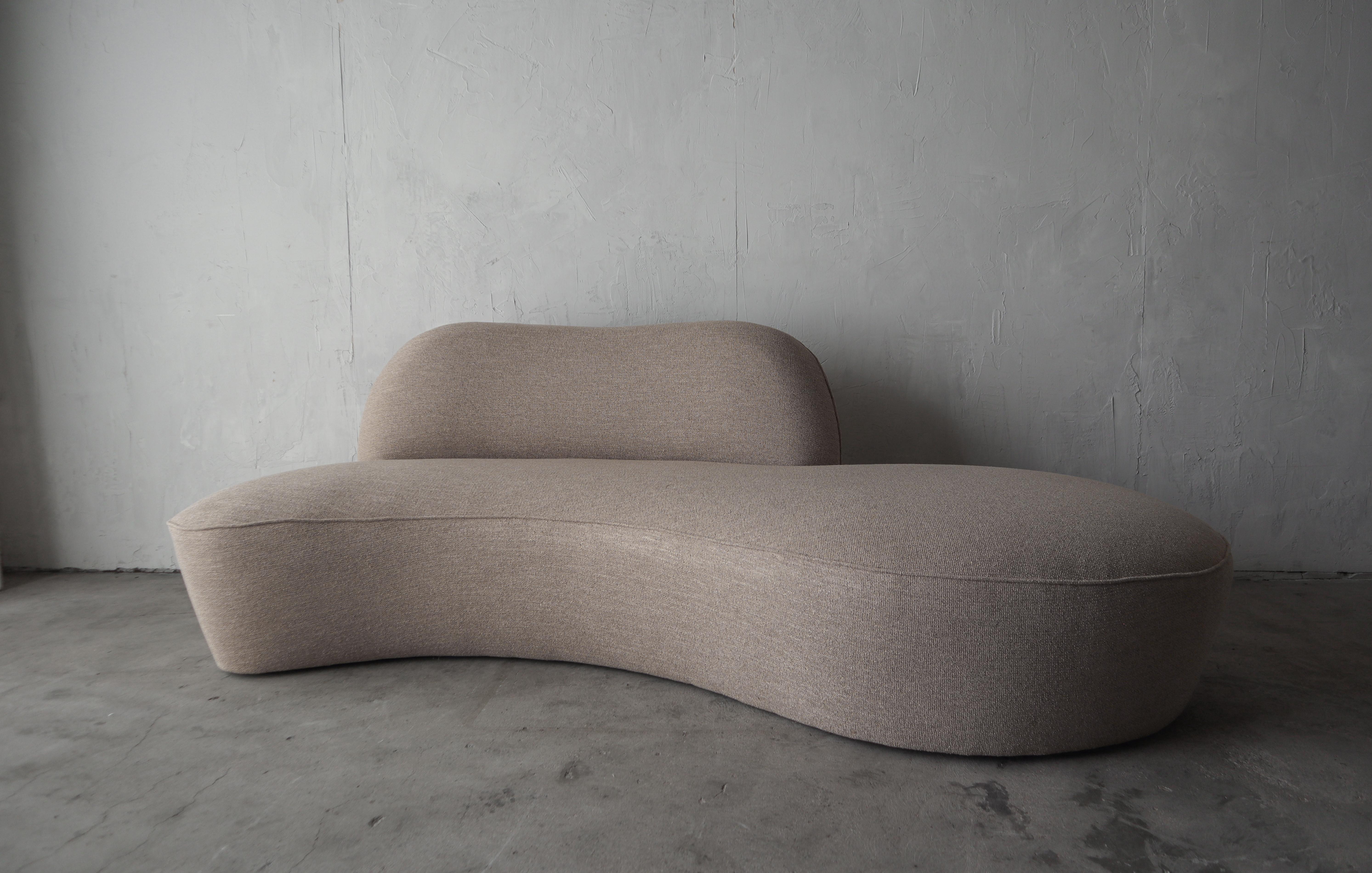 Impresionante sofá Zoe de Vladimir Kagan para American Leather.

El sofá se ha restaurado en un bonito tweed beige de punto apretado. Están listos para su instalación.

Las dimensiones se toman en los puntos más largo, más profundo y más alto.
