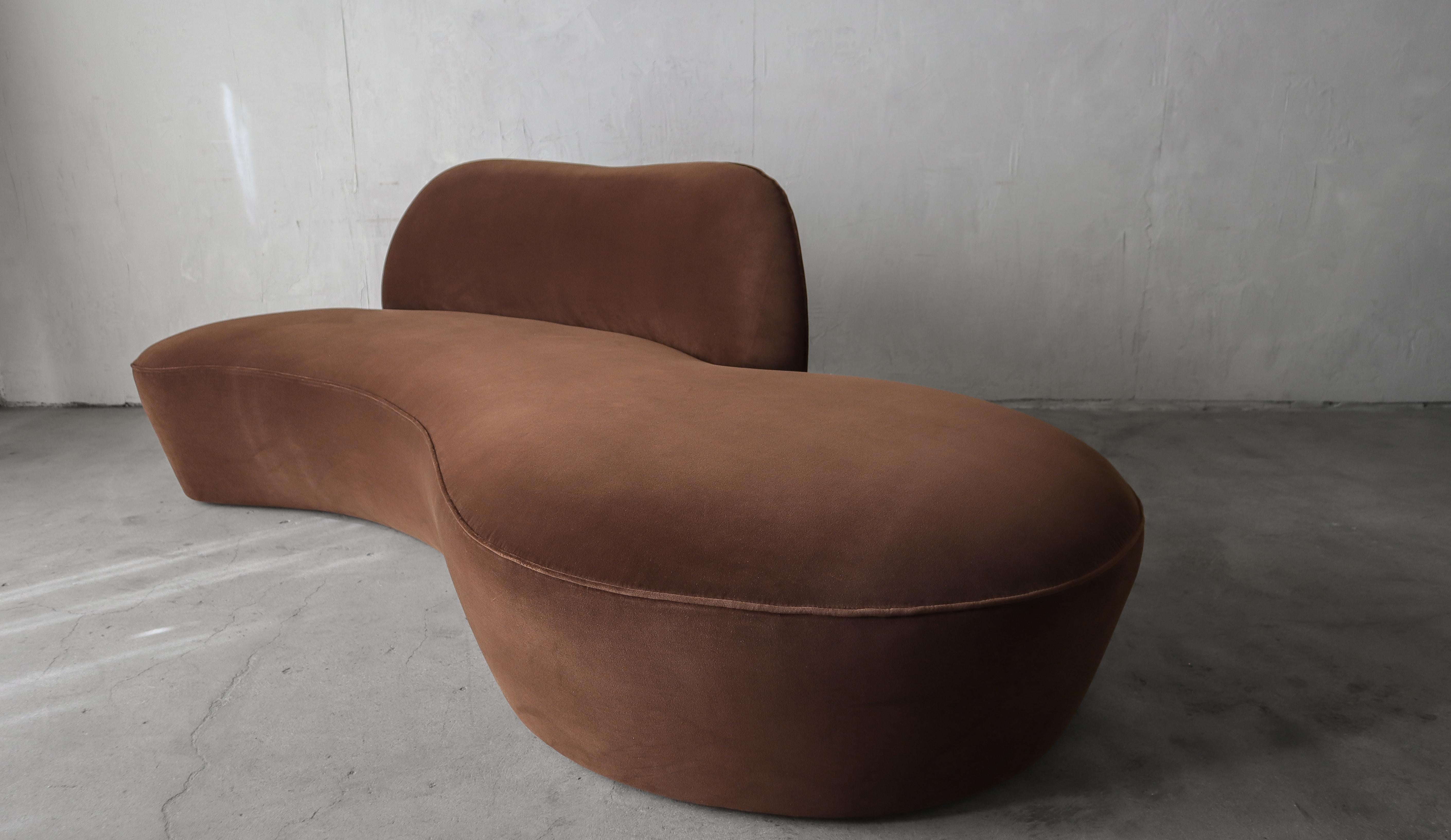 Impresionantes sofás Zoe de Vladimir Kagan.  Nos encanta la forma orgánica y curvilínea de estas piezas.

El sofá se ha restaurado en un precioso y rico mohair marrón chocolate que parece cambiar de color según cómo le dé la luz. 

El sofá está