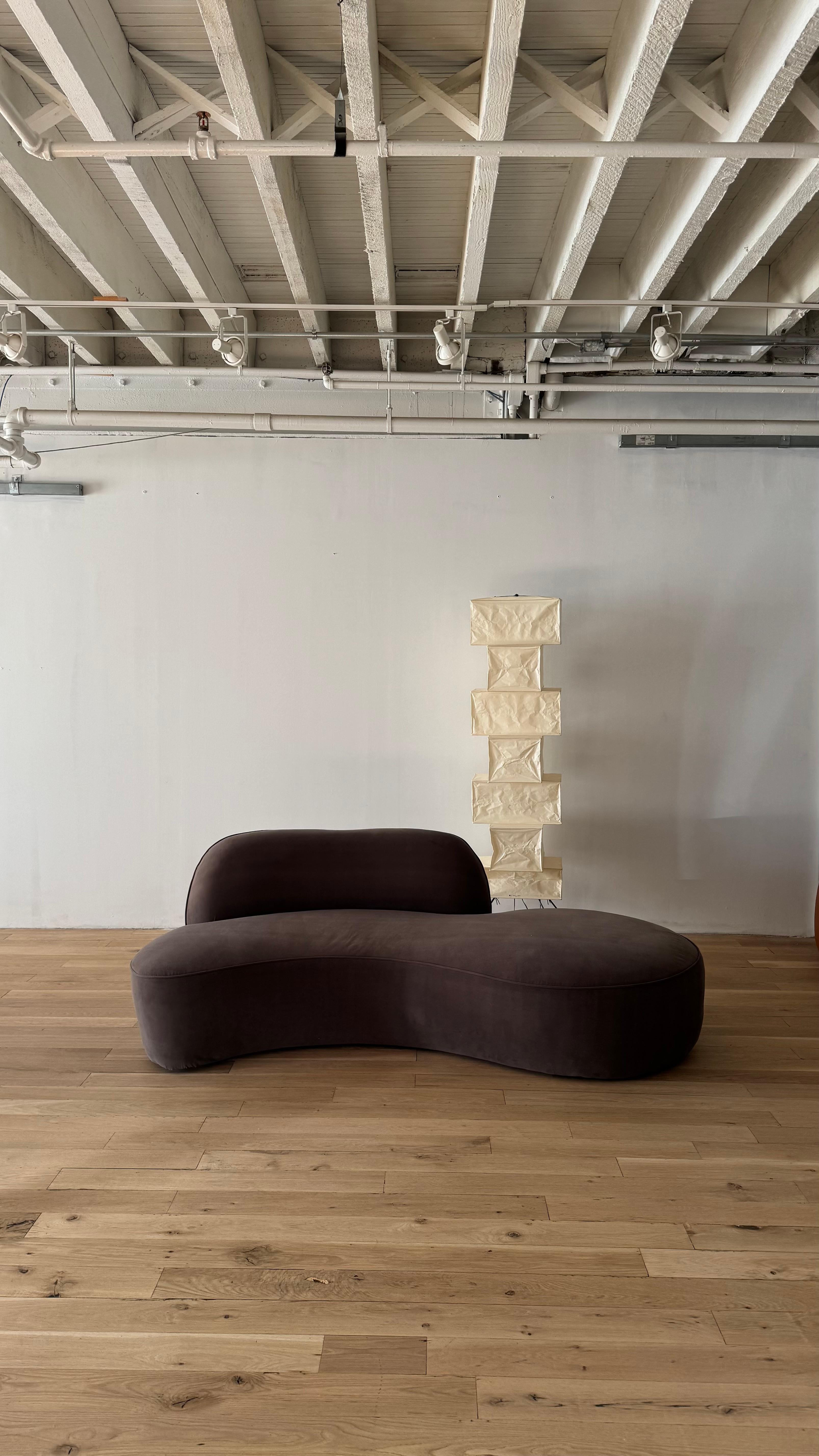 Impresionante sofá Zoe de Vladimir Kagan, un complemento icónico para cualquier sala de estar - tapizado nuevo a estrenar en terciopelo malva. 

Las dimensiones se toman en los puntos más largo, más profundo y más alto.

