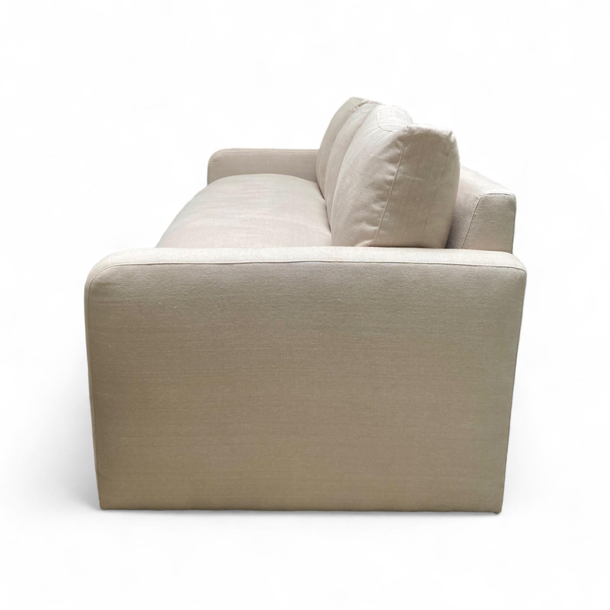 Ti presentiamo Zoe, un divano su misura classico e senza tempo che dona eleganza e comfort a qualsiasi spazio abitativo. Le sue linee pulite e i suoi cuscini morbidi offrono un mix perfetto di stile e intimità. Realizzata con materiali di alta