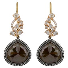 Zoe x Blueviewatelier Boucles d'oreilles en or et platine avec diamants bruns en forme de poire 29 carats