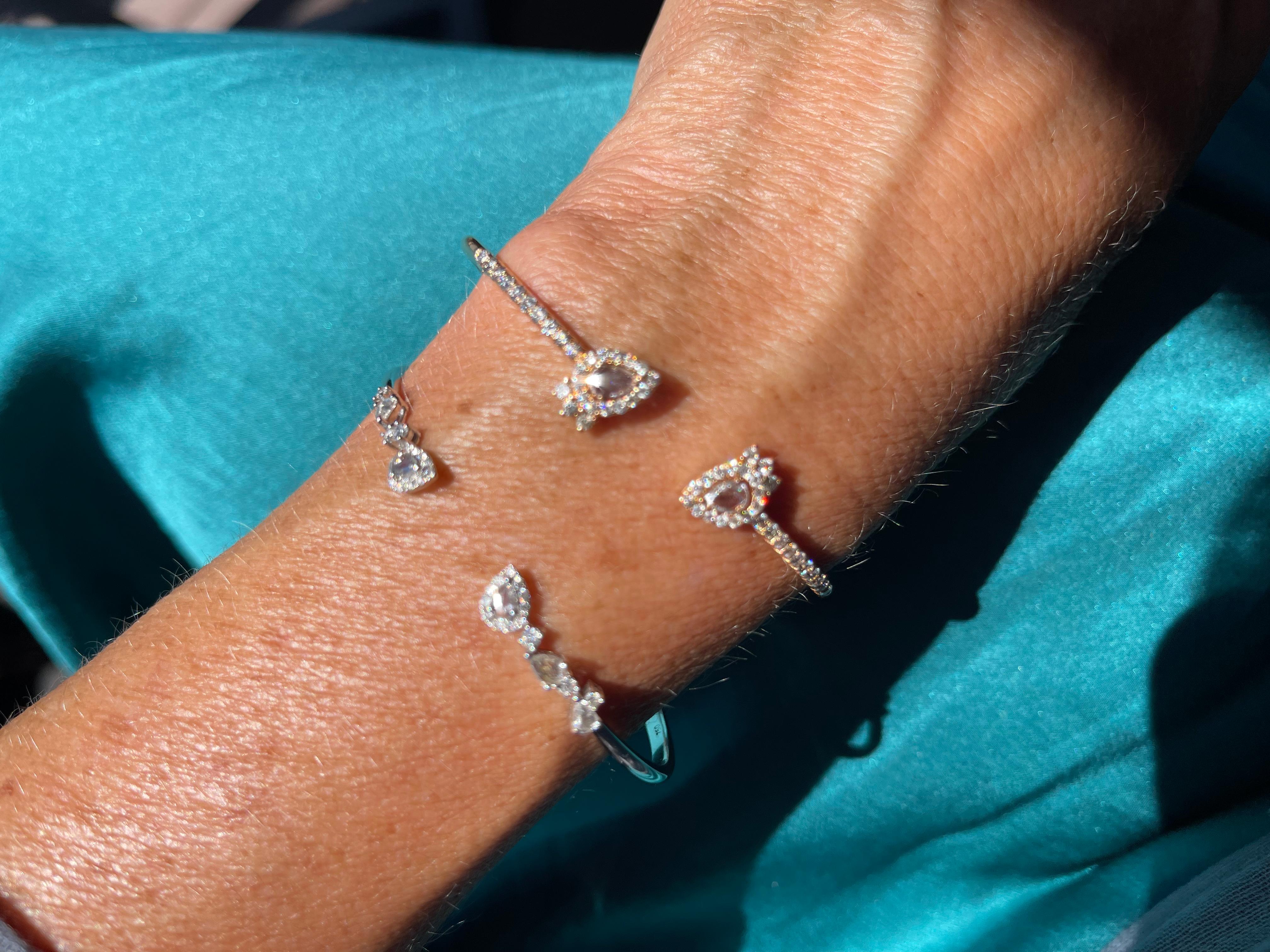 Moderne zoe x blueviewATELIER Bracelet manchette à charnières en or blanc avec diamants blancs de 0,60 carat en vente
