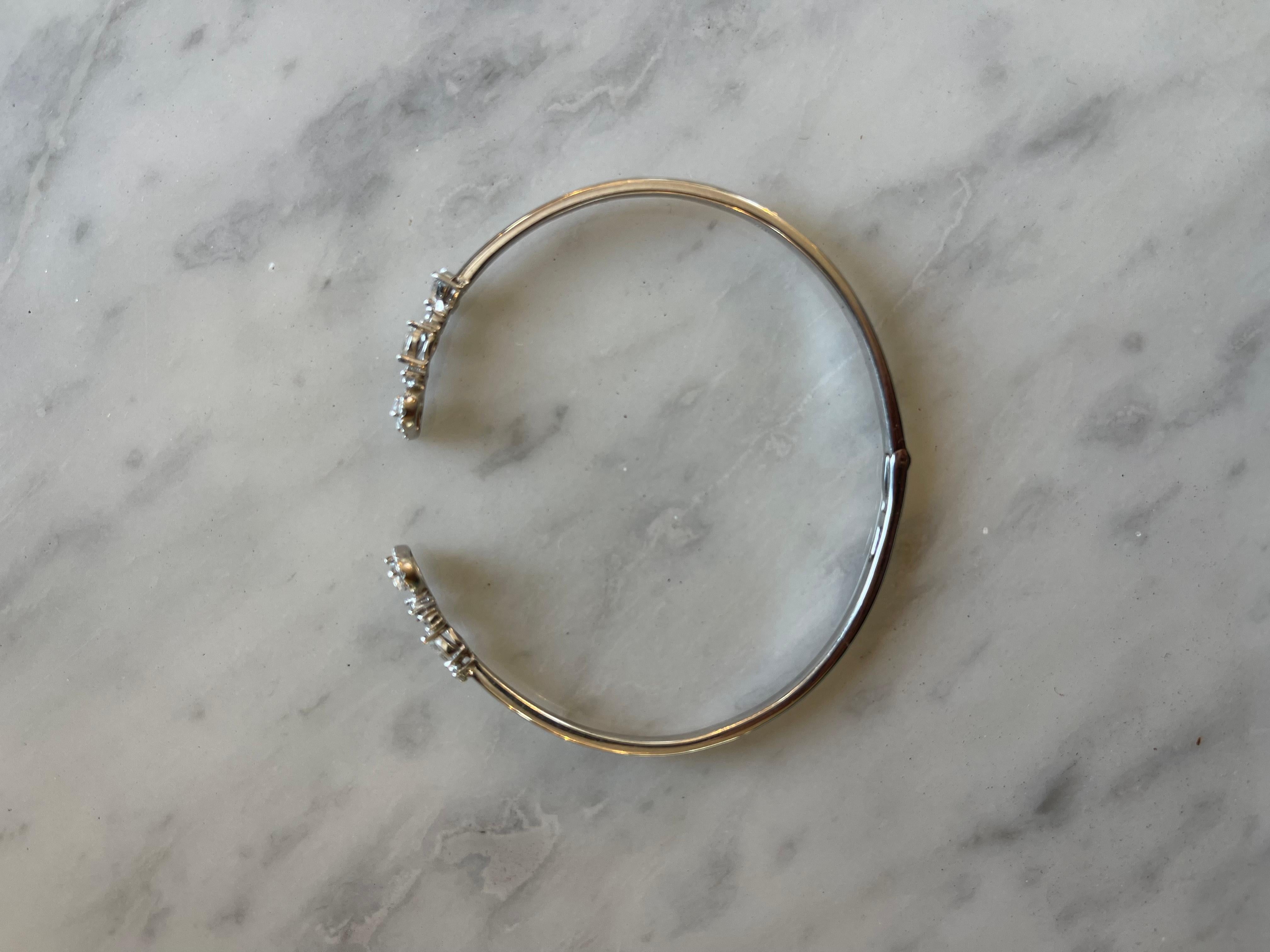 zoe x blueviewATELIER Bracelet manchette à charnières en or blanc avec diamants blancs de 0,60 carat Neuf - En vente à Pacific Palisades, CA
