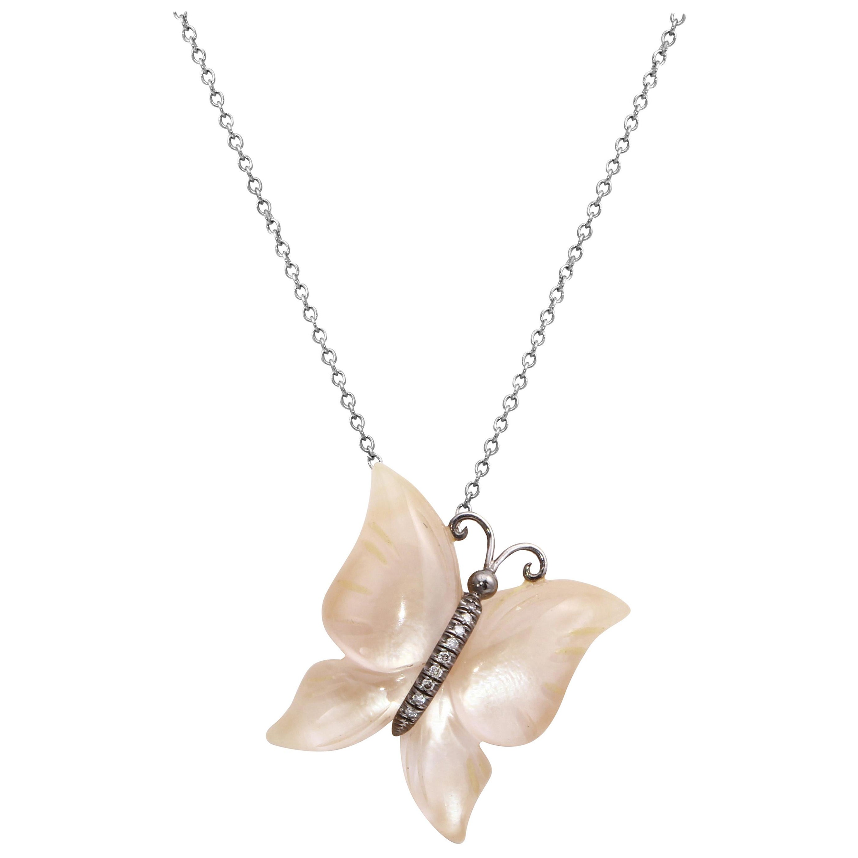 Zoe x blueviewATELIER Collana di diamanti, quarzo rosa e madreperla con farfalla in vendita