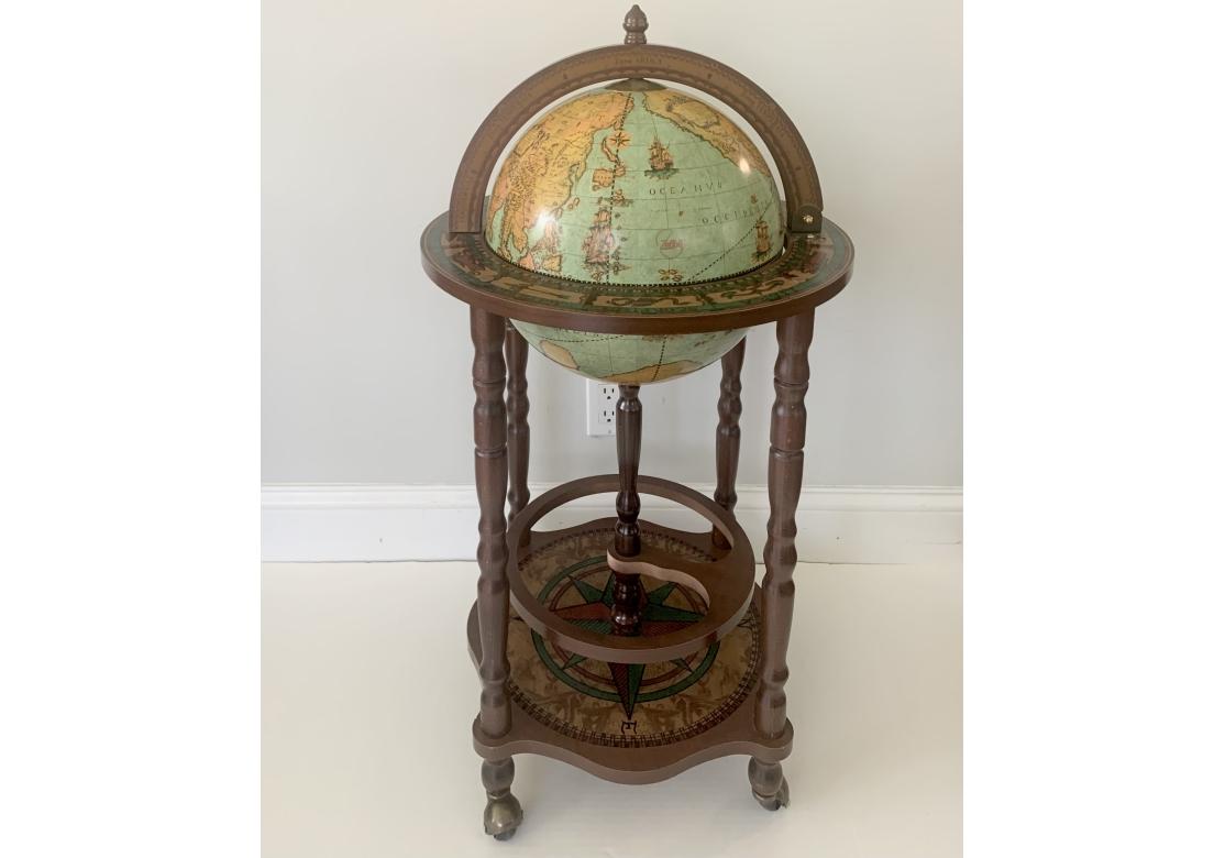 Globe de bar italien fabriqué par Zoffoli à Rimini, en Italie, avec une cartographie de style 18e siècle. Le globe s'ouvre pour révéler un espace de rangement pour les bouteilles et les verres. La bordure est décorée d'images du Zodiac et de boutons