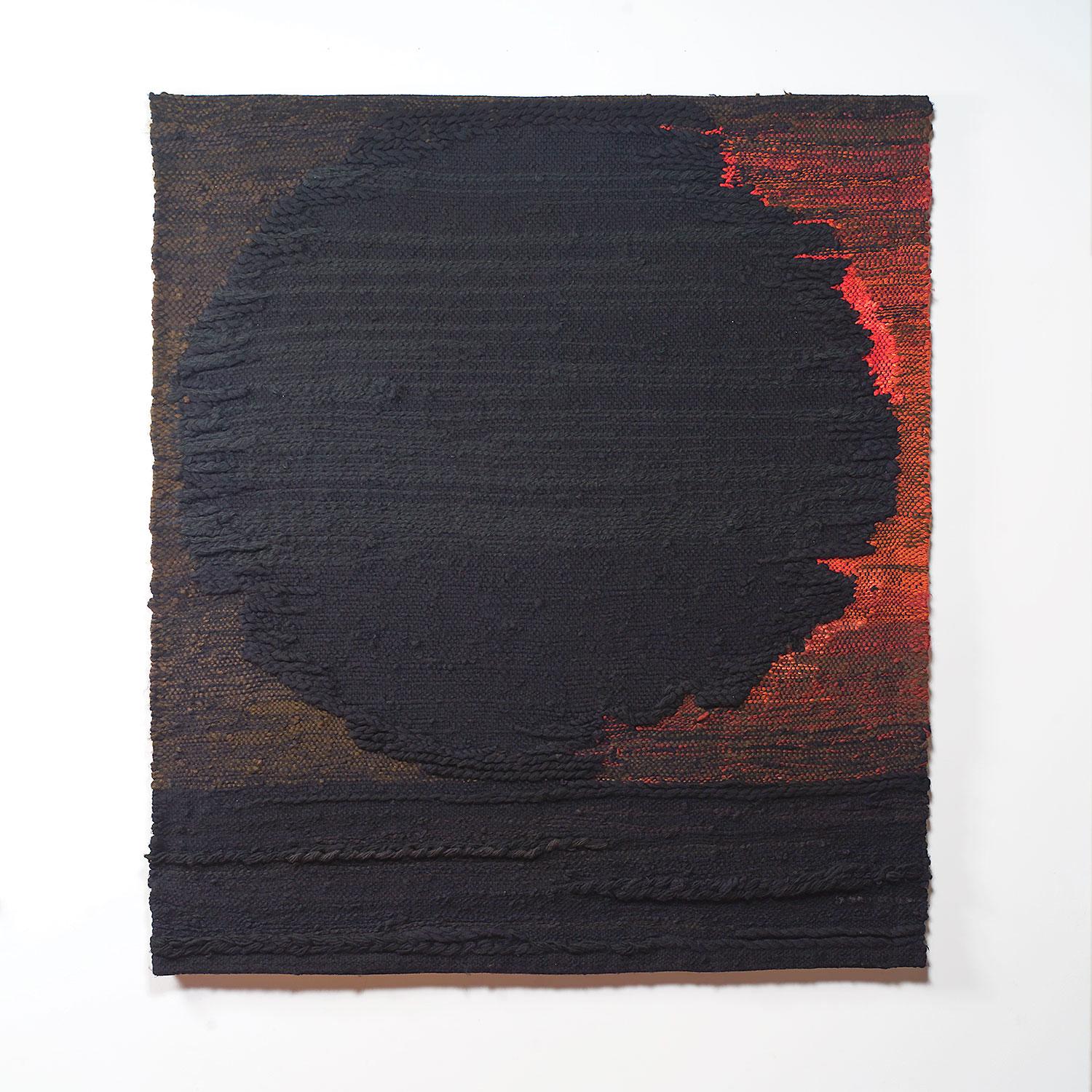 Sainte-Adéle (1969) der polnischen Faserkünstlerin Zofia Butrymowicz (1904-1987) ist ein handgewebter Wandteppich aus der Mitte des Jahrhunderts. Dieses Stück zeigt eine beeindruckende Dimensionalität und Textur mit dunklen, stimmungsvollen Tönen in