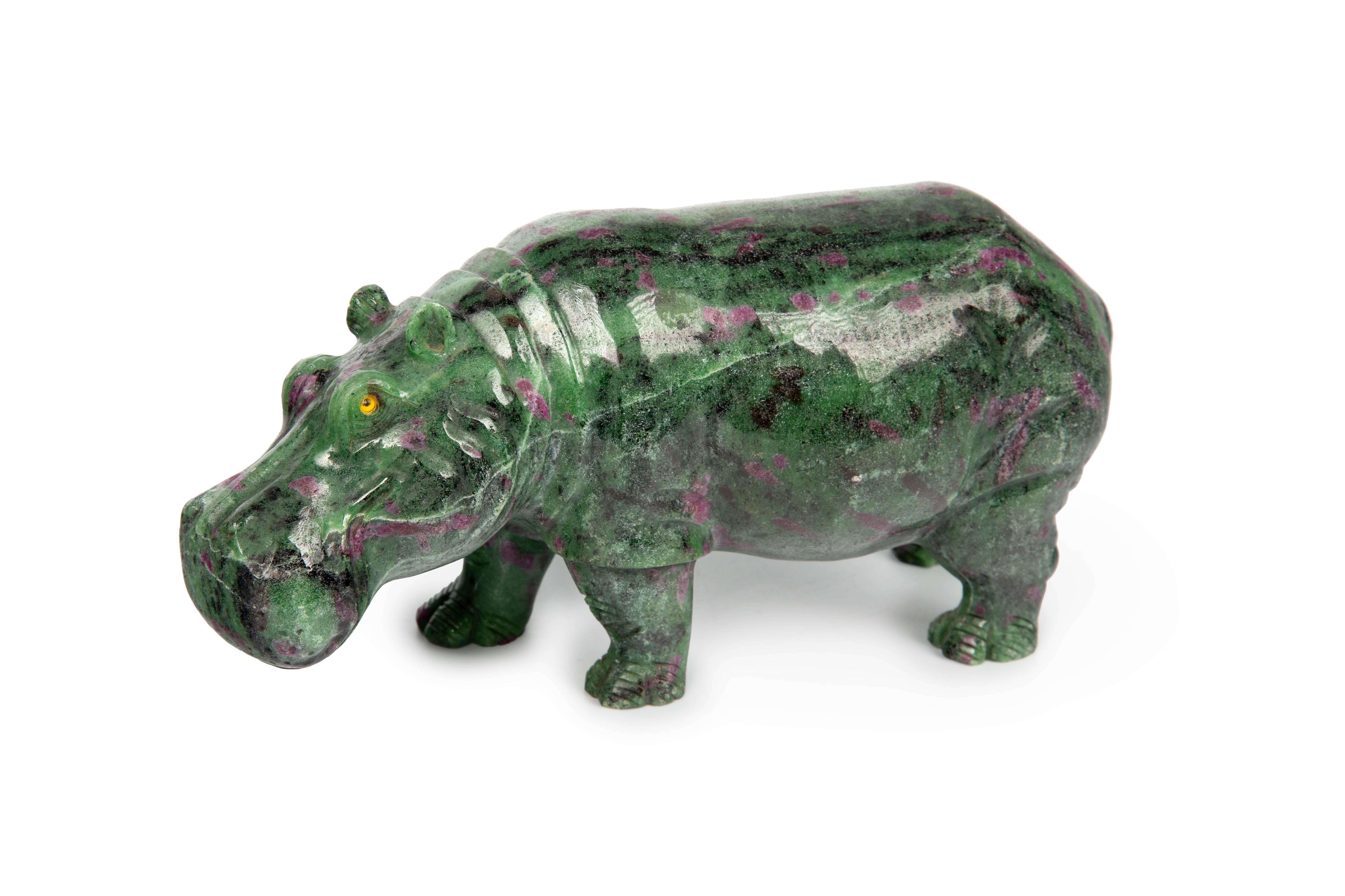 Cette pièce décorative étonnante et unique mesure 8 pouces de long. Cette exquise figurine d'hippopotame est fabriquée de manière experte à partir d'une pierre précieuse rare, le rubis en zoisite, réputée pour ses magnifiques couleurs vertes et