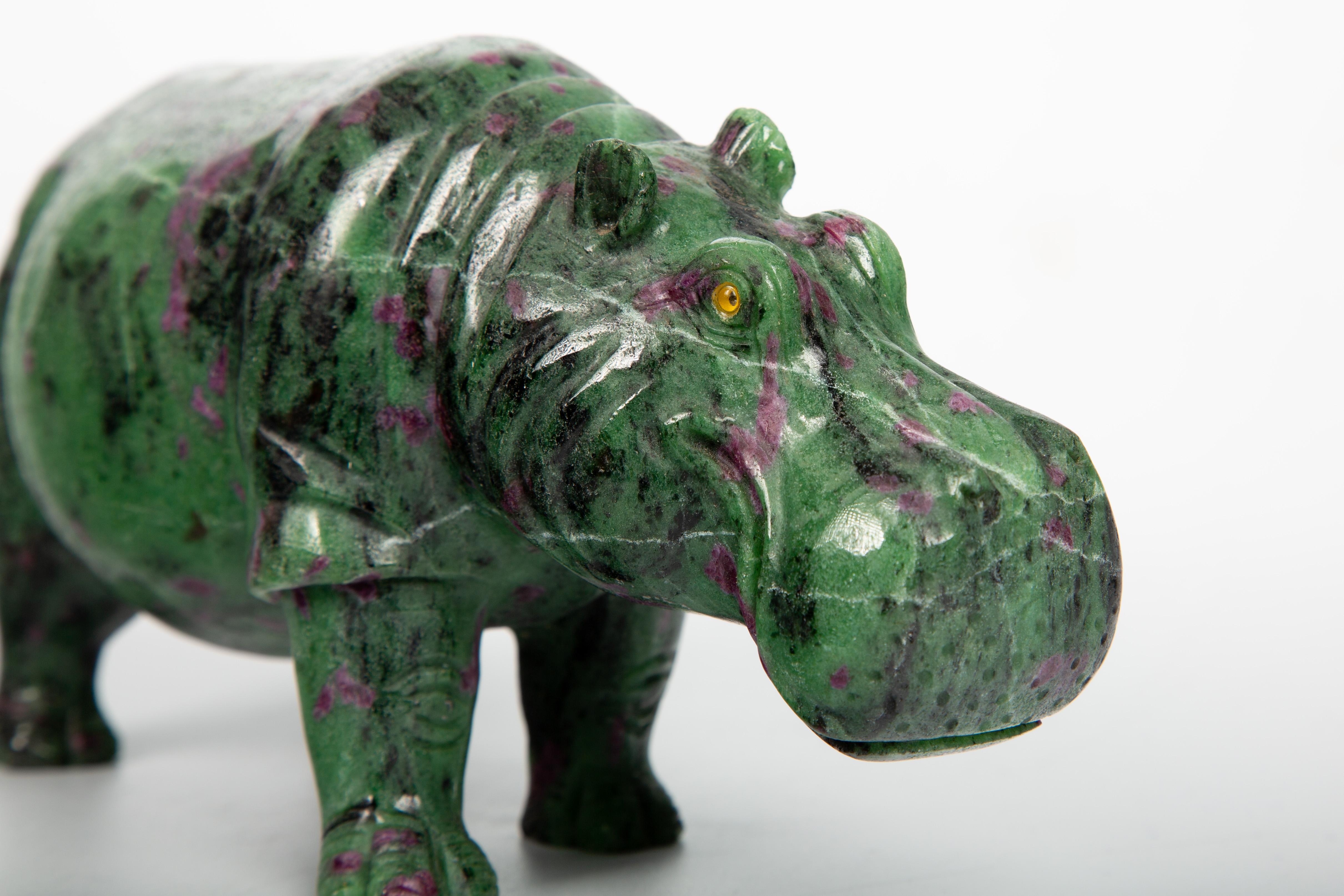 Pierre précieuse Le côté sauvage de Zoisite : The Radiant Ruby Hippo 8